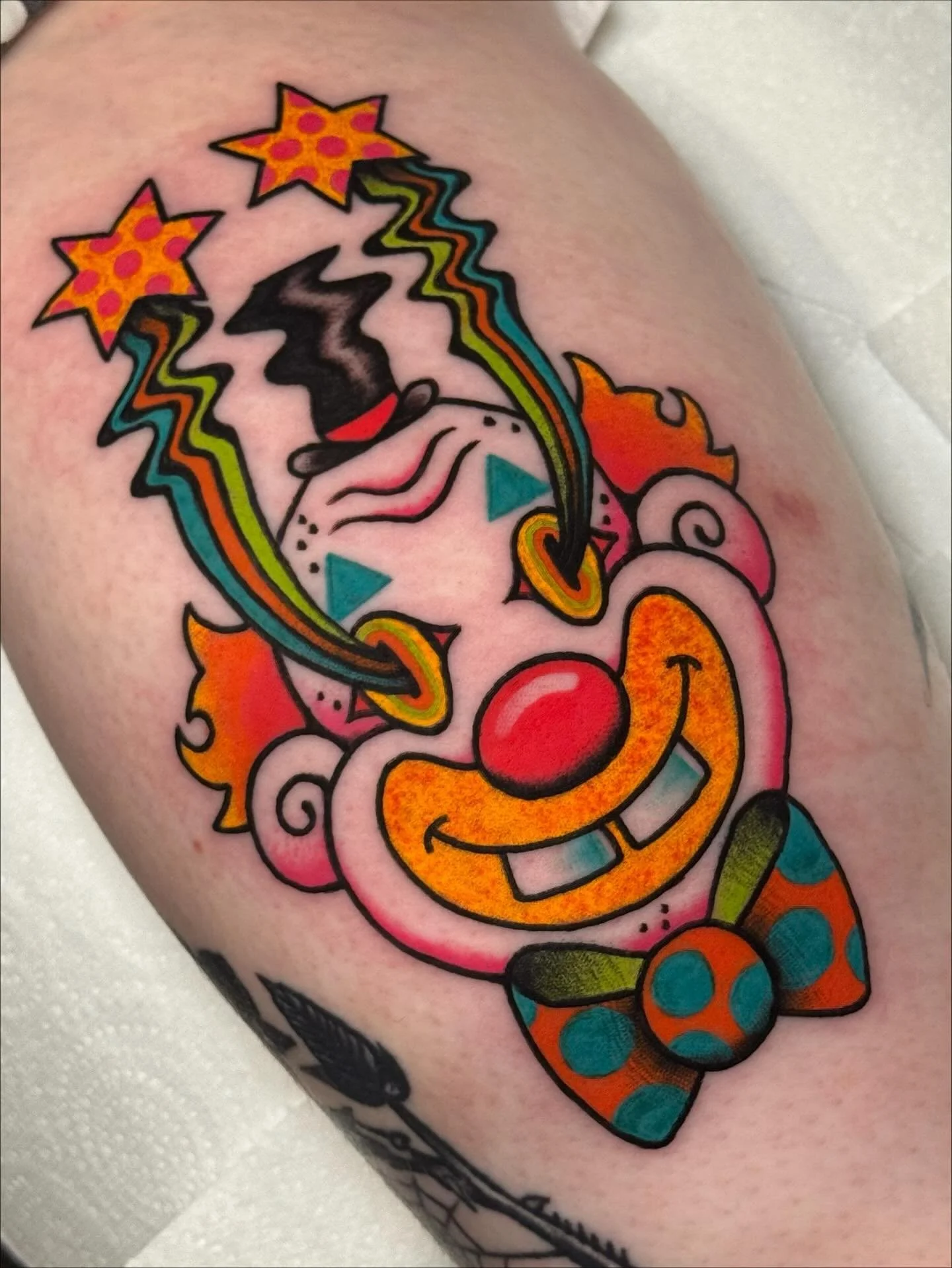 crazy style for Scarlett 🌈 
Made with giggles at The Big London Tattoo Show 🤭 second pic is day 2 under wraps!

🗓️ Booking LONDON: October &amp; Beyond 🪩✨

🌻 home base: @kingscrosstattoo
💖 custom requests welcome
🎱 100&rsquo;s of flash designs