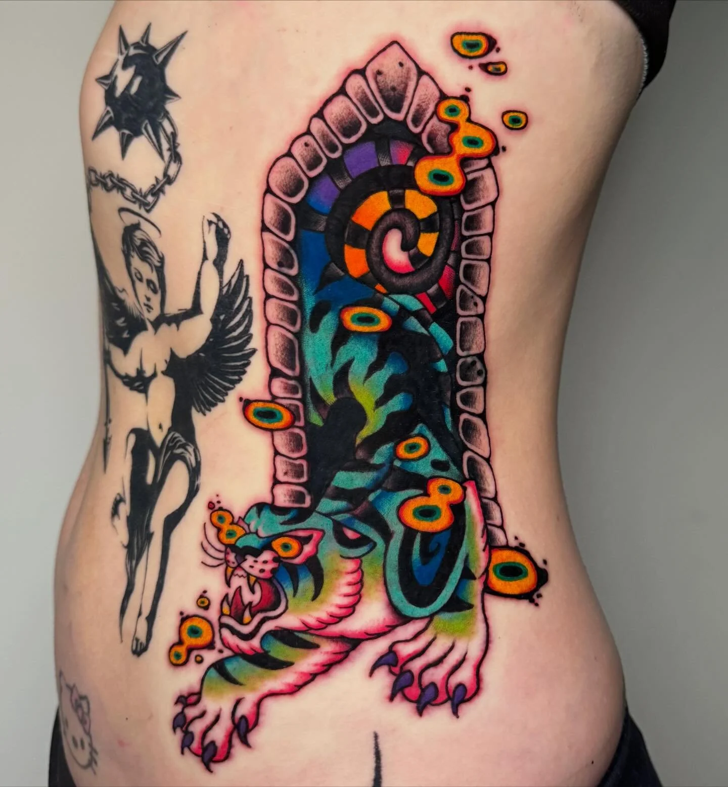 Tuffest cookie ever award goes to Natalie for this one shot psychedelic tiger ✨COVER UP ✨ swipe through to see where the original tattoo (aka Miss Rat). Thanks for the trust, especially after the initial sketch during our consultation LOL. 

She&rsqu