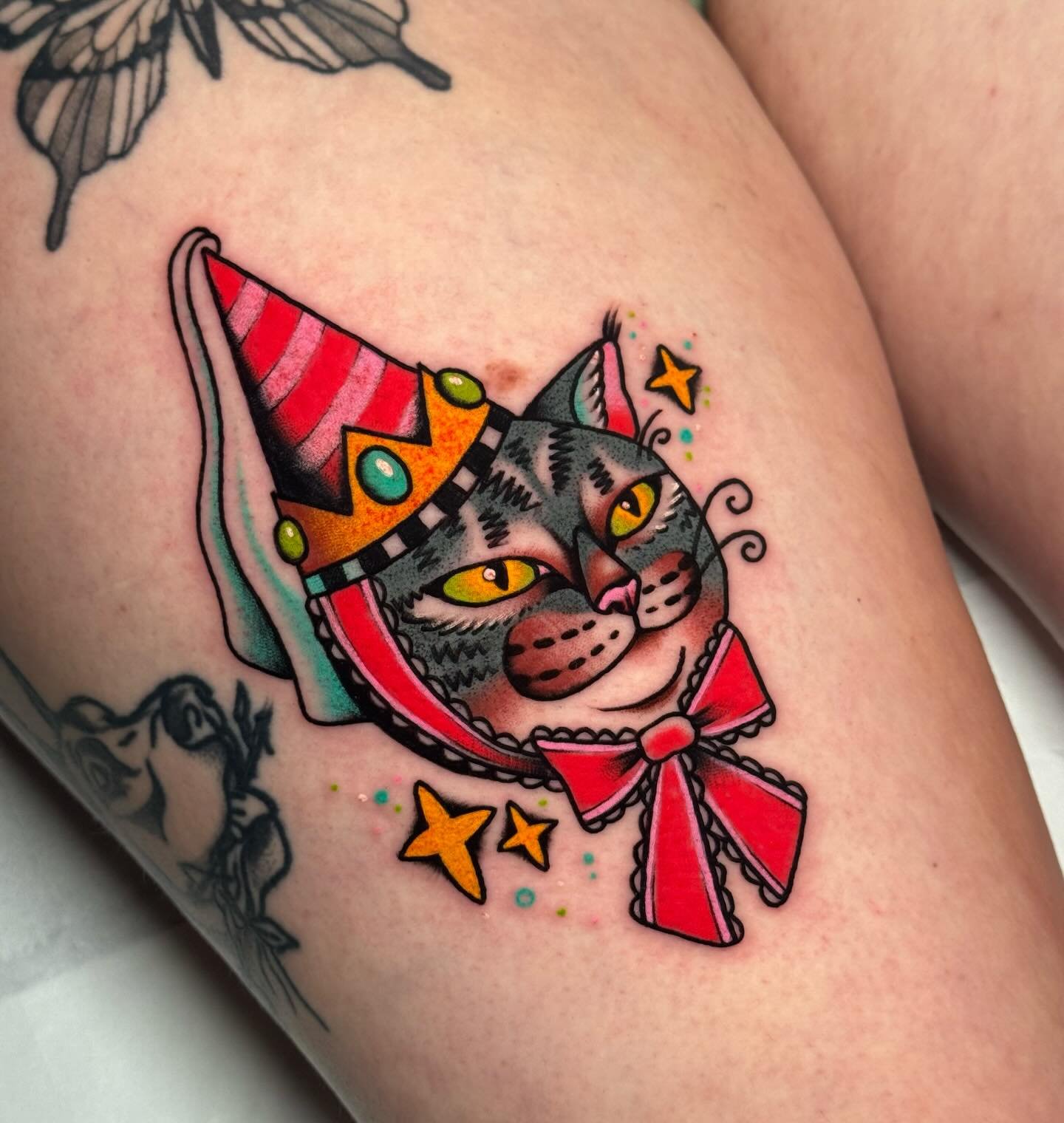 EVERYONE - DROP WHAT YOU&rsquo;RE DOING AND LOOK AT THIS CAT IN A PRINCESS HAT (also known as a Hennin 💅🏻) an honor to make a princess for Permanent Daydreams royalty, @sara.greavess 👑 

PLEASE LET ME TURN YOUR PETS INTO PRINCESSES OR CLOWNS OR WH