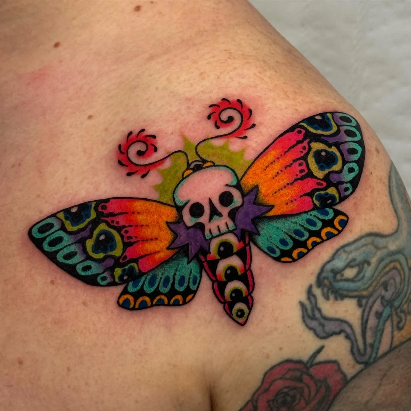 second rainbow death moth for my brother Carlos! We flip turn reversed the colours for an alien chic shoulder piece 💅🏻 

As Carlos says, we always need more colour in our life and I couldn&rsquo;t agree more!

Thanks for the super fun &amp; trippy 