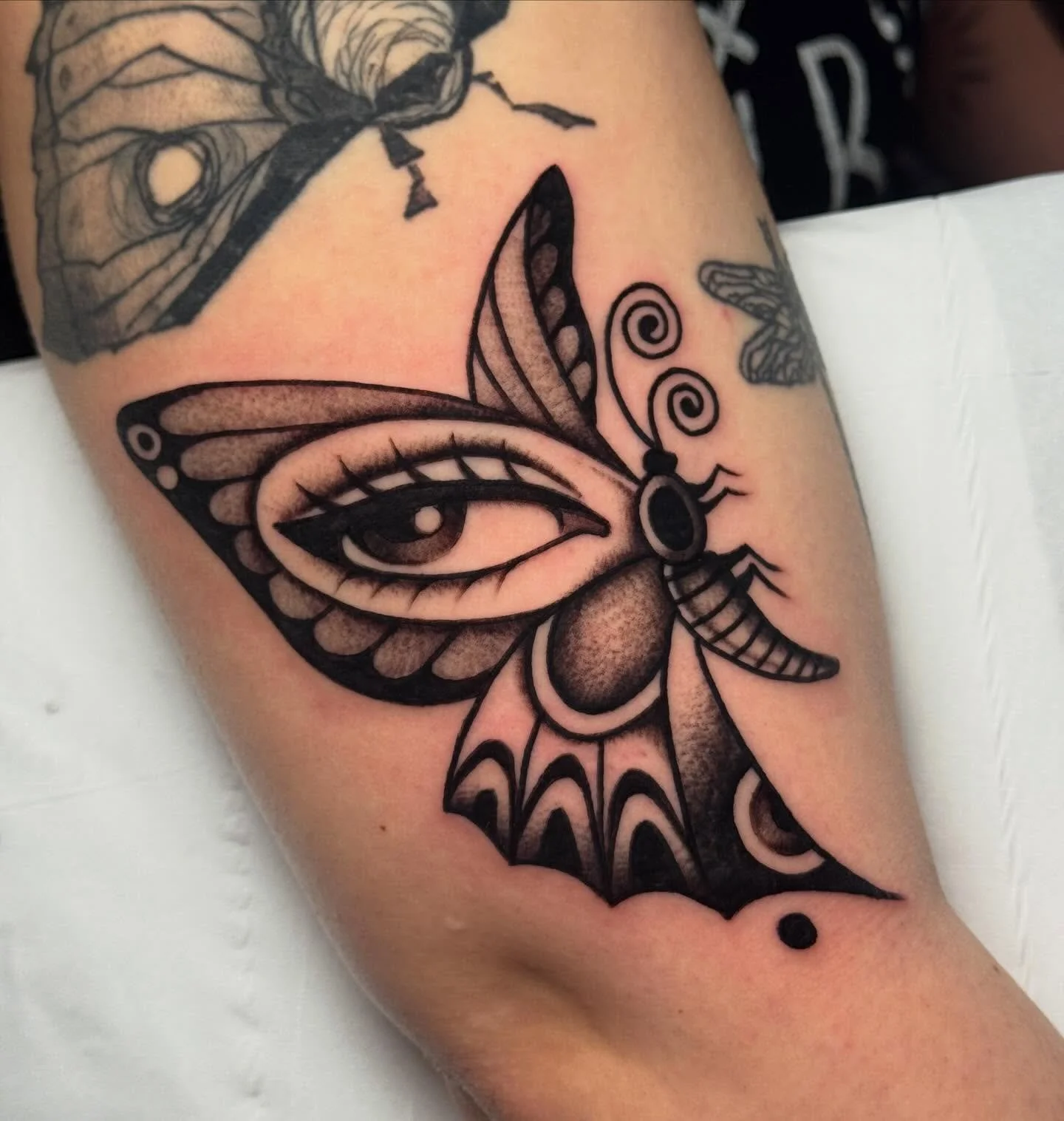 hey divas, it&rsquo;s your colourful clown tattooer reminding you that I also slay when the category is black &amp; grey REALNESS. A redraw of some vintage Permanent Daydreams flash for the dopest Cami! Thanks so much for traveling down diva 🖤🖤

Co