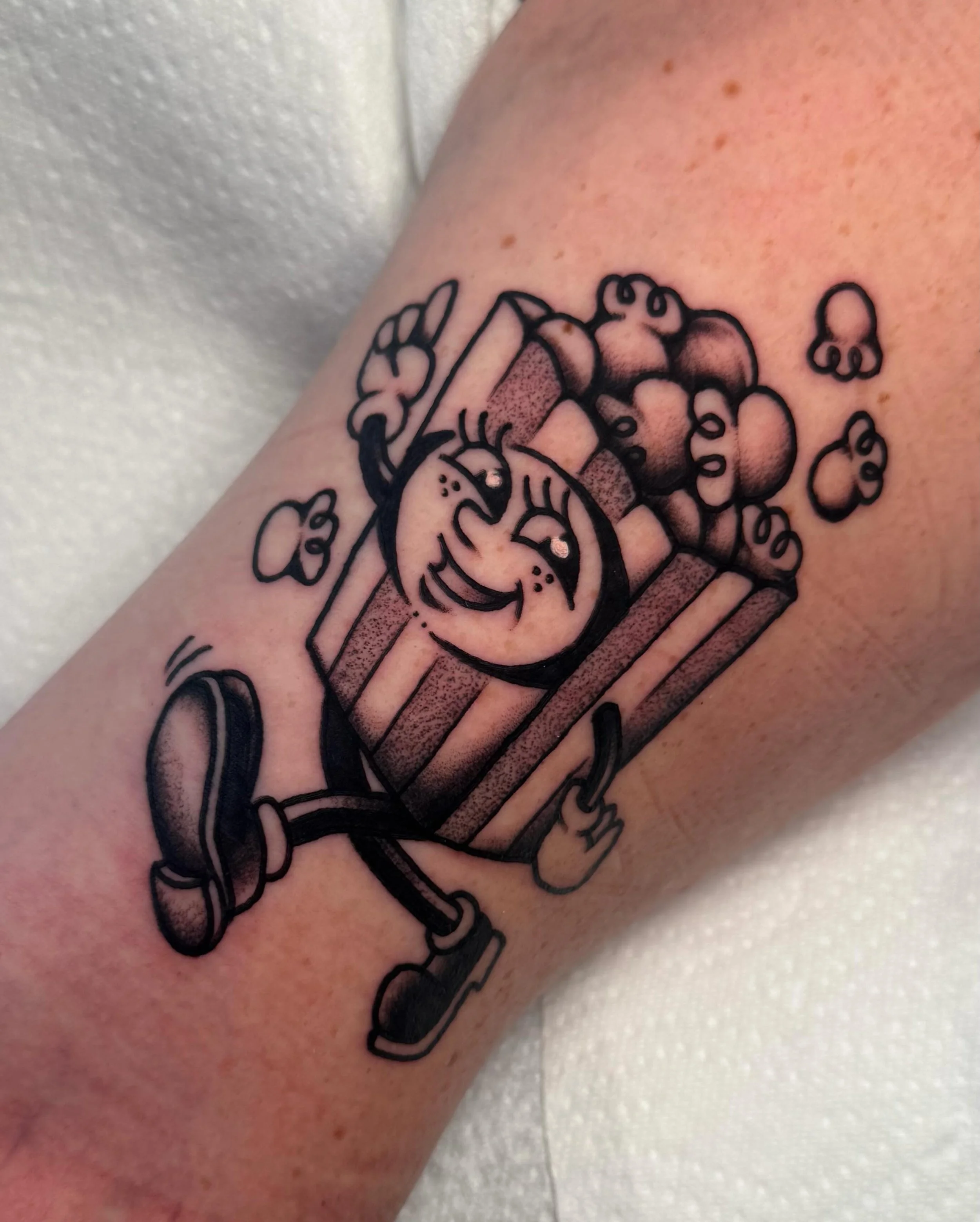 Beep boop! Here&rsquo;s your reminder that I also make fun black &amp; grey tattoos. Here&rsquo;s a custom vintage popcorn man &amp; a fish on a bicycle&hellip; because you know what they say, &ldquo;a woman without a man is like a fish without a bic