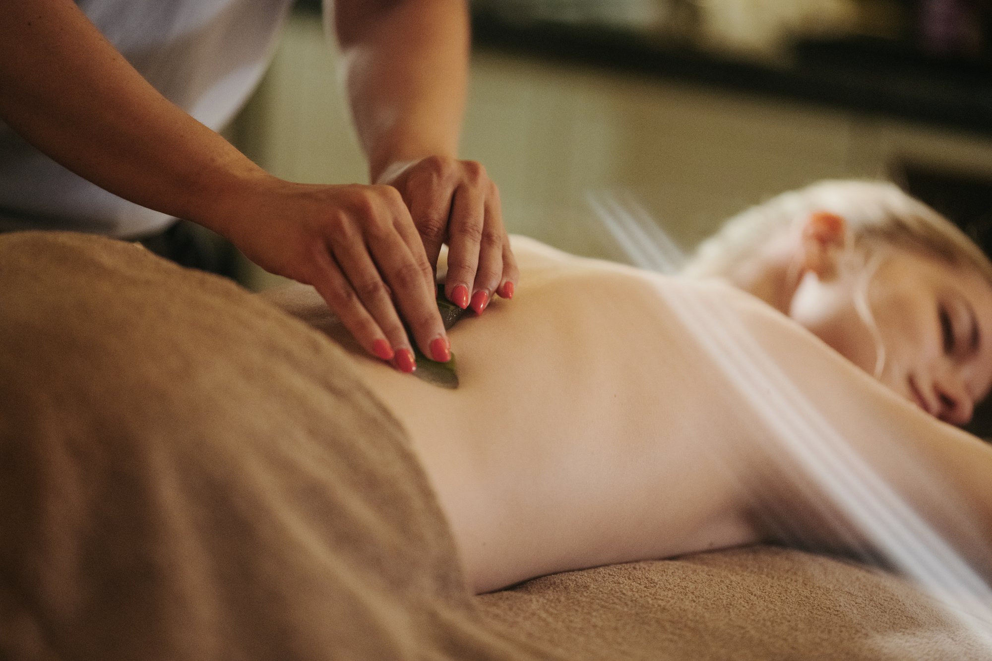 aloe_vera_massage__c__the_ritz_carlton__wolfsburg.jpg