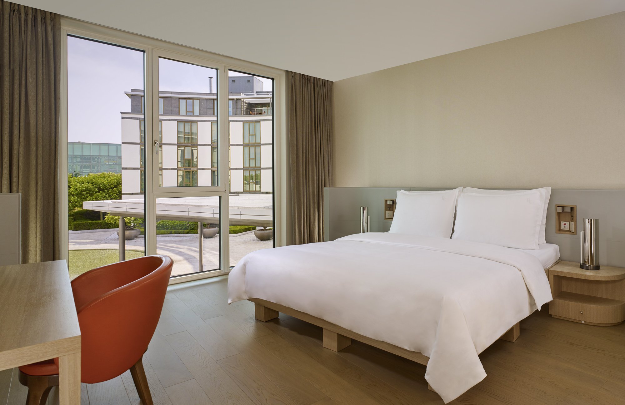 deluxe_room__c__the_ritz_carlton__wolfsburg__2_.jpg