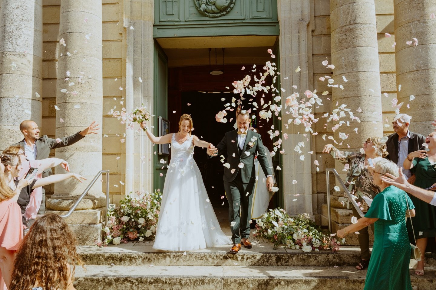 LA SORTIE DE LA C&Eacute;R&Eacute;MONIE DU MARIAGE DE L&amp;C ✨🌸

Une sortie de c&eacute;r&eacute;monie sous des centaines de p&eacute;tales de fleurs, c&rsquo;est je crois le genre de sortie qui montre &agrave; merveille la joie de cette journ&eacu