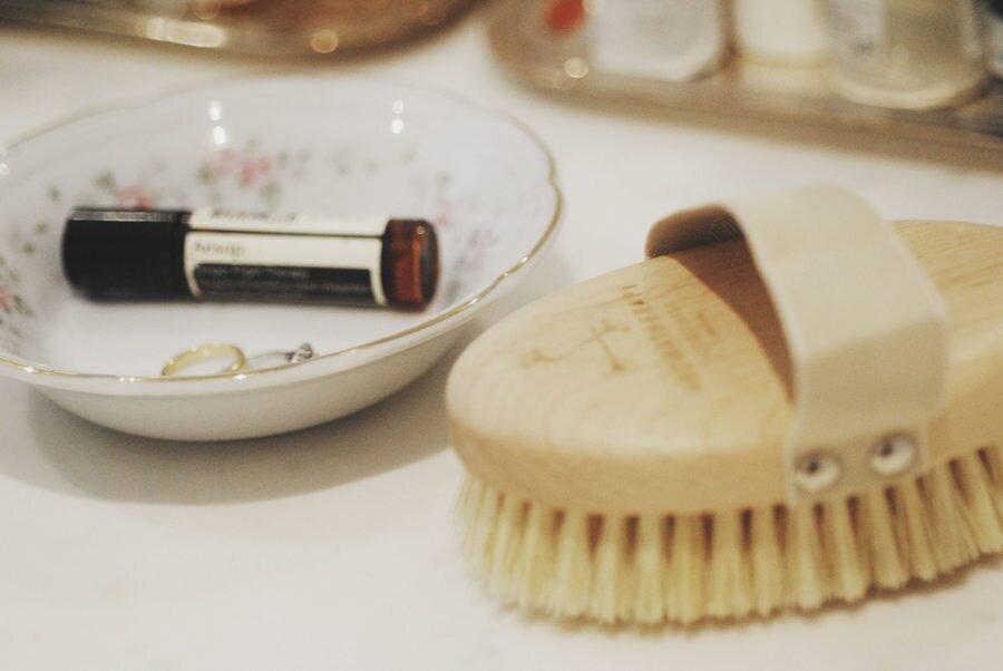DRY BRUSHING. Por Que Você Deveria Usar a Escova Seca