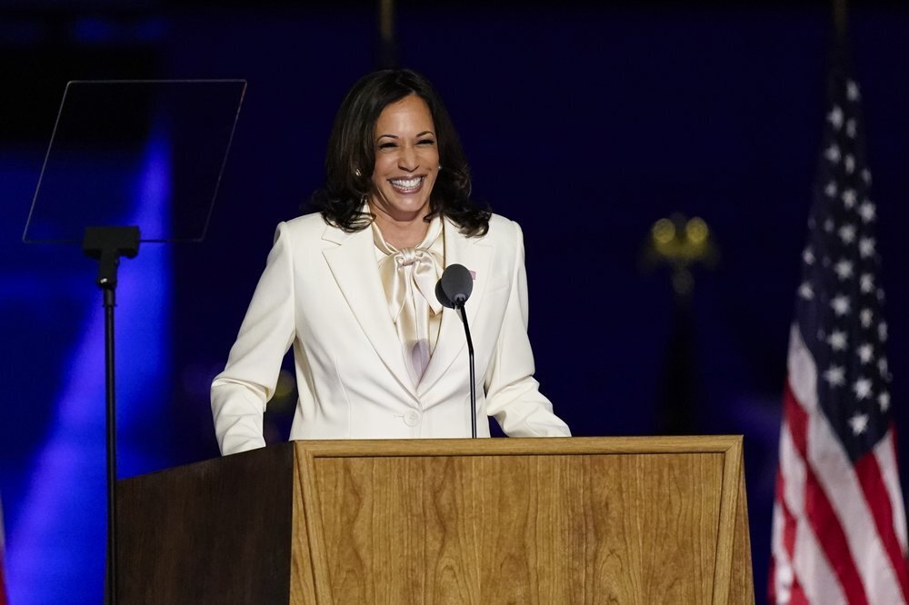 O Power Suit Branco de Kamala Harris e Sua Pussy-Bow Blouse