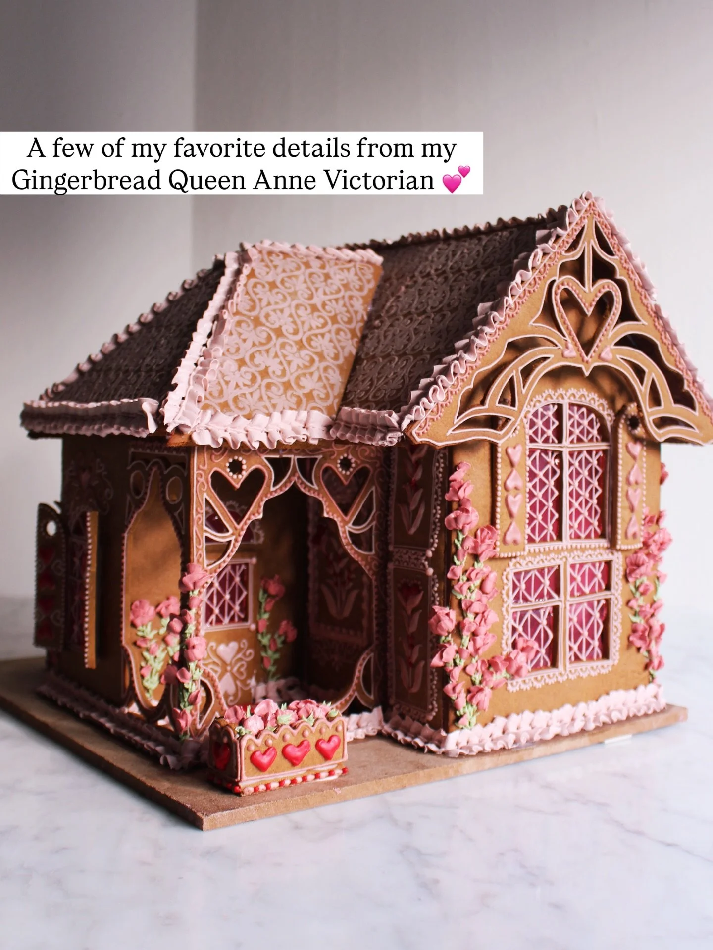 My little Casita is so adorable, I just want to shrink myself and live in it🥰💕

#gingerbread #gingerbreadhouse #victorian #victorianhome #jackelinnepastry