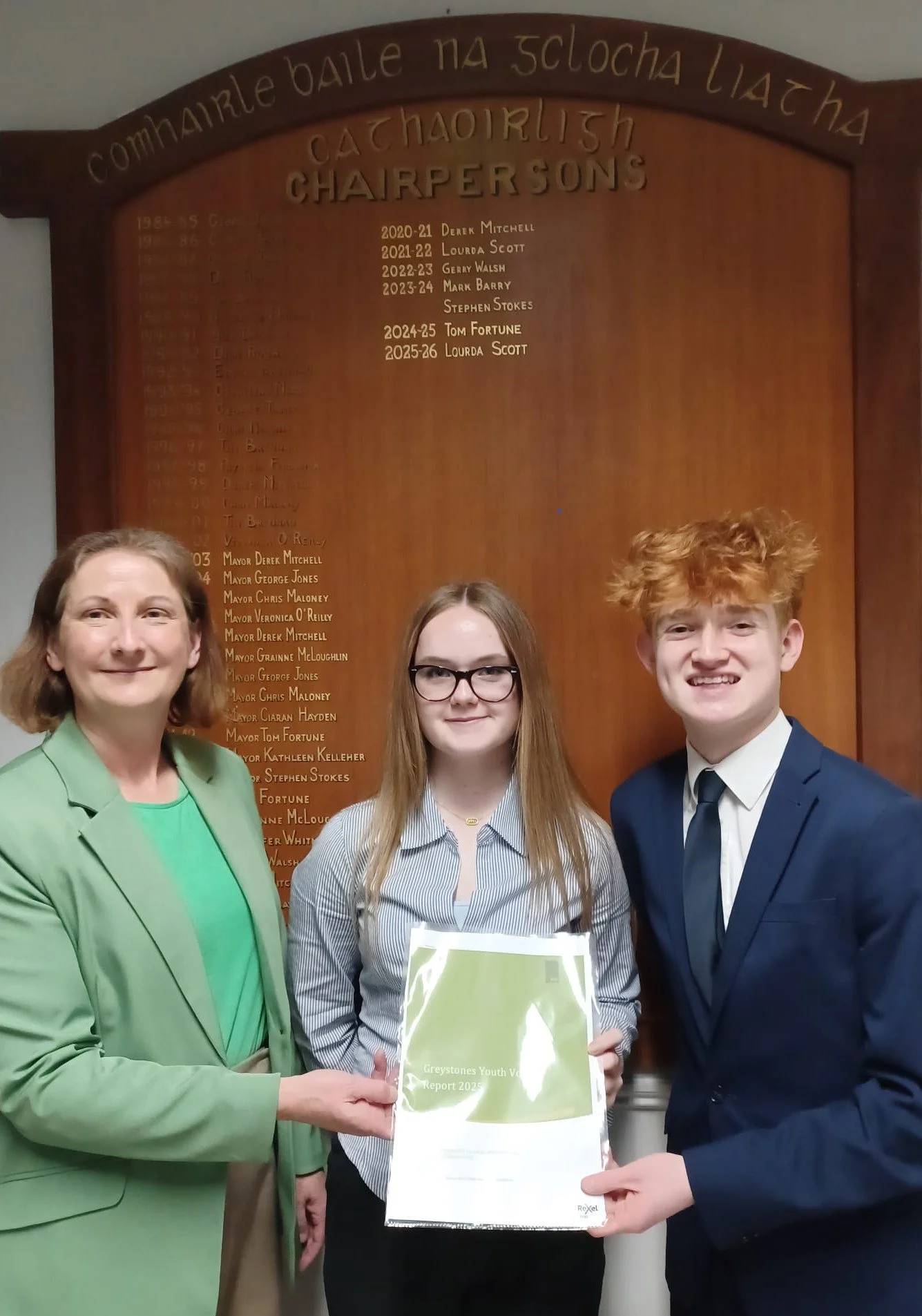 Cathaoirleach welcomes students to Council Chamber