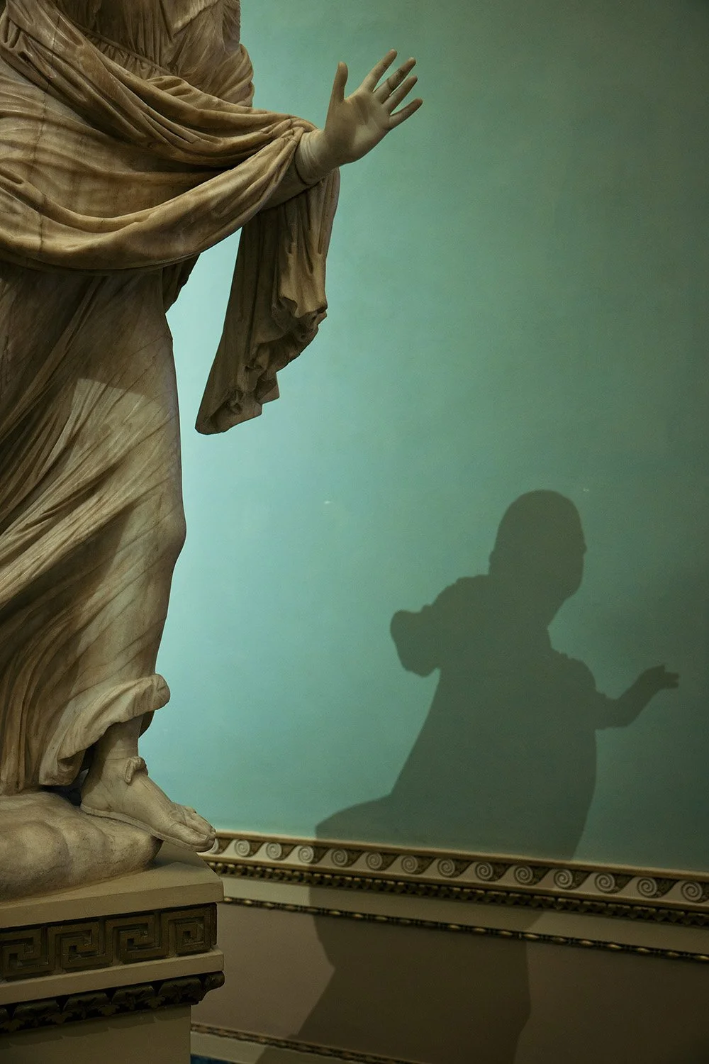 Italy_FlorenceReturn_Bourgesie_Statue_Arm_Shadow.jpg