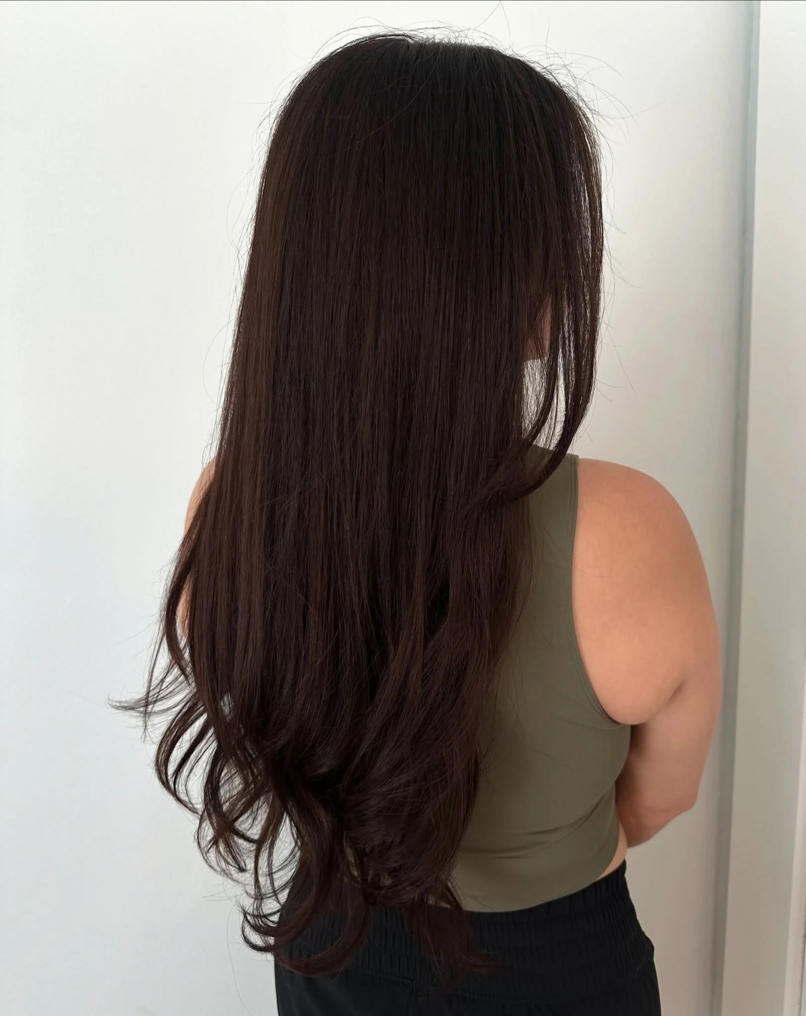 Rich and refreshed look&mdash;- before and after ⭐️

@hair.designed.by.ava 
.
.
.
.

#lakegenevahair #hairstylistwisconsin #professionalhairstylist #richbrownhair #blowoutstyles