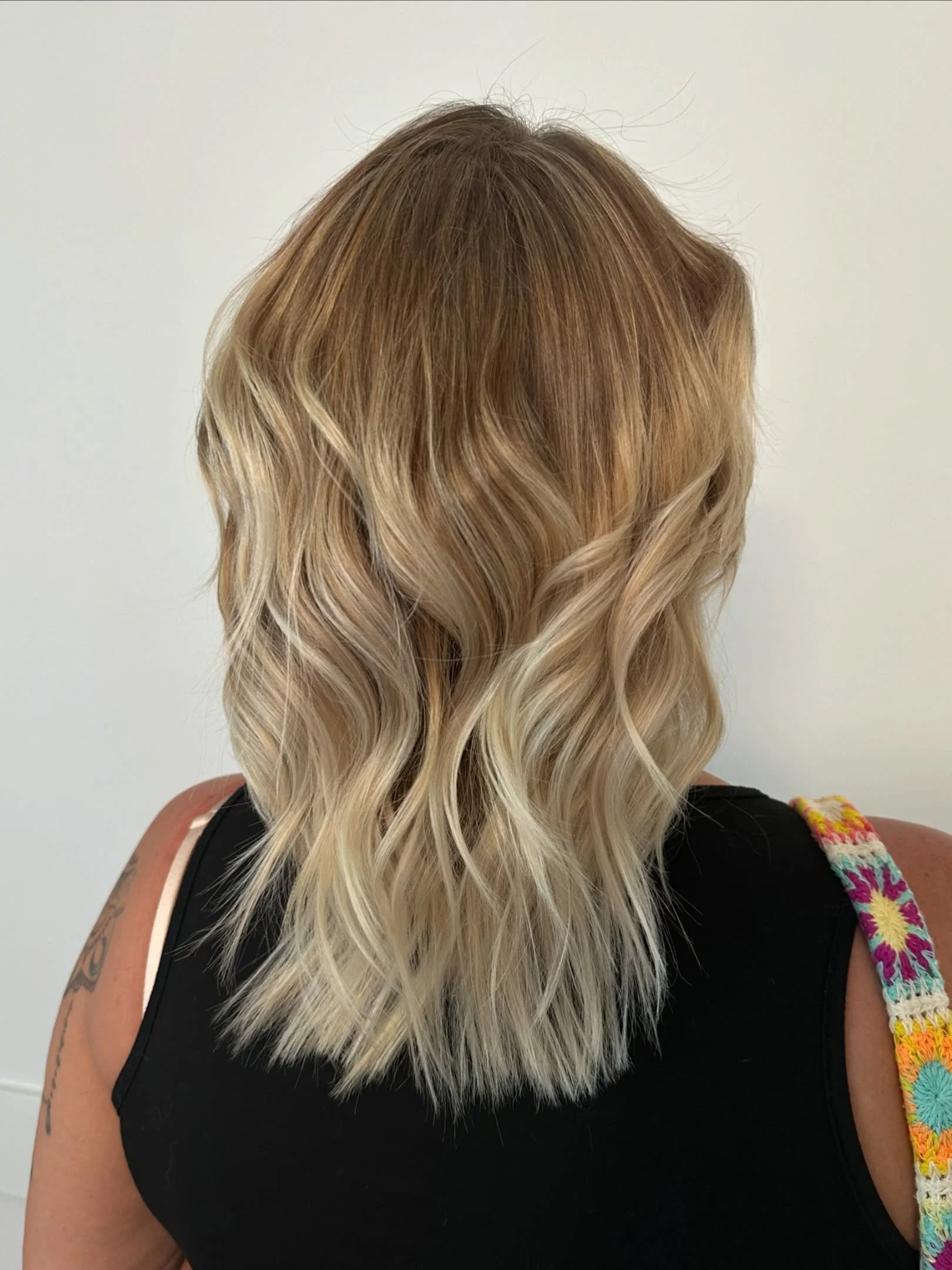 Soft blonde refresh for summer 🌞✨

@hair.designed.by.ava 

#blondetransformation #balayageombr&eacute; #lakegenevasalon #softblonde #avedasalon