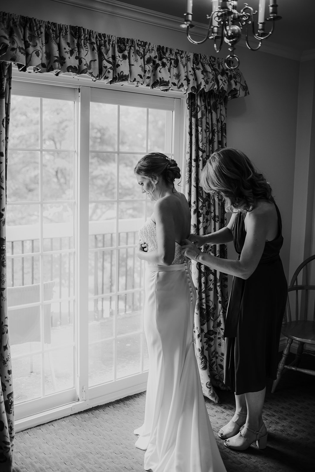 the-briars-resort-and-spa-outdoor-july-summer-wedding-toronto-bride-getting-ready-2.jpg