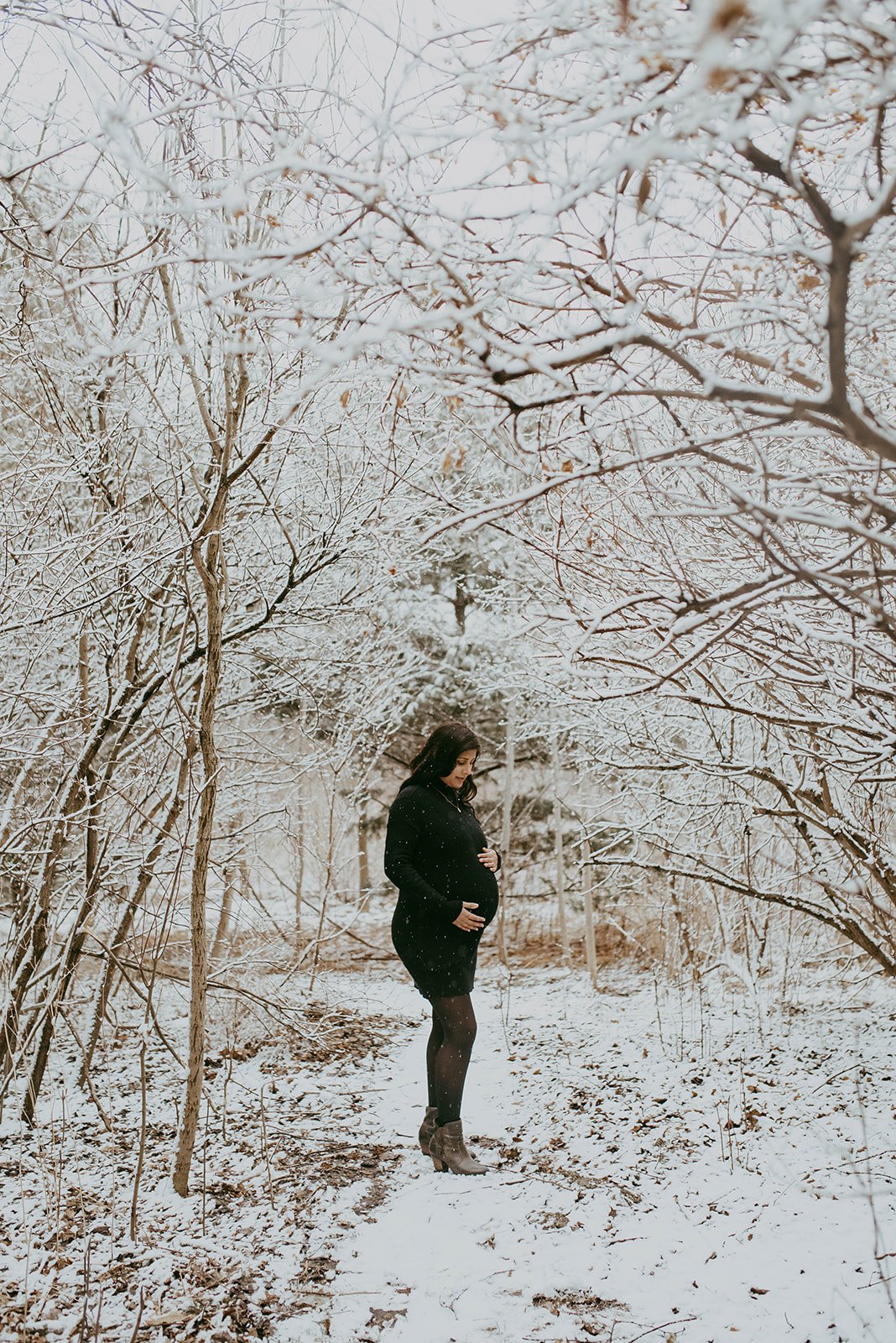 toronto-winter-february-outdoor-snowy-maternity-session-sam-smith-park-etobicoke-2.jpg