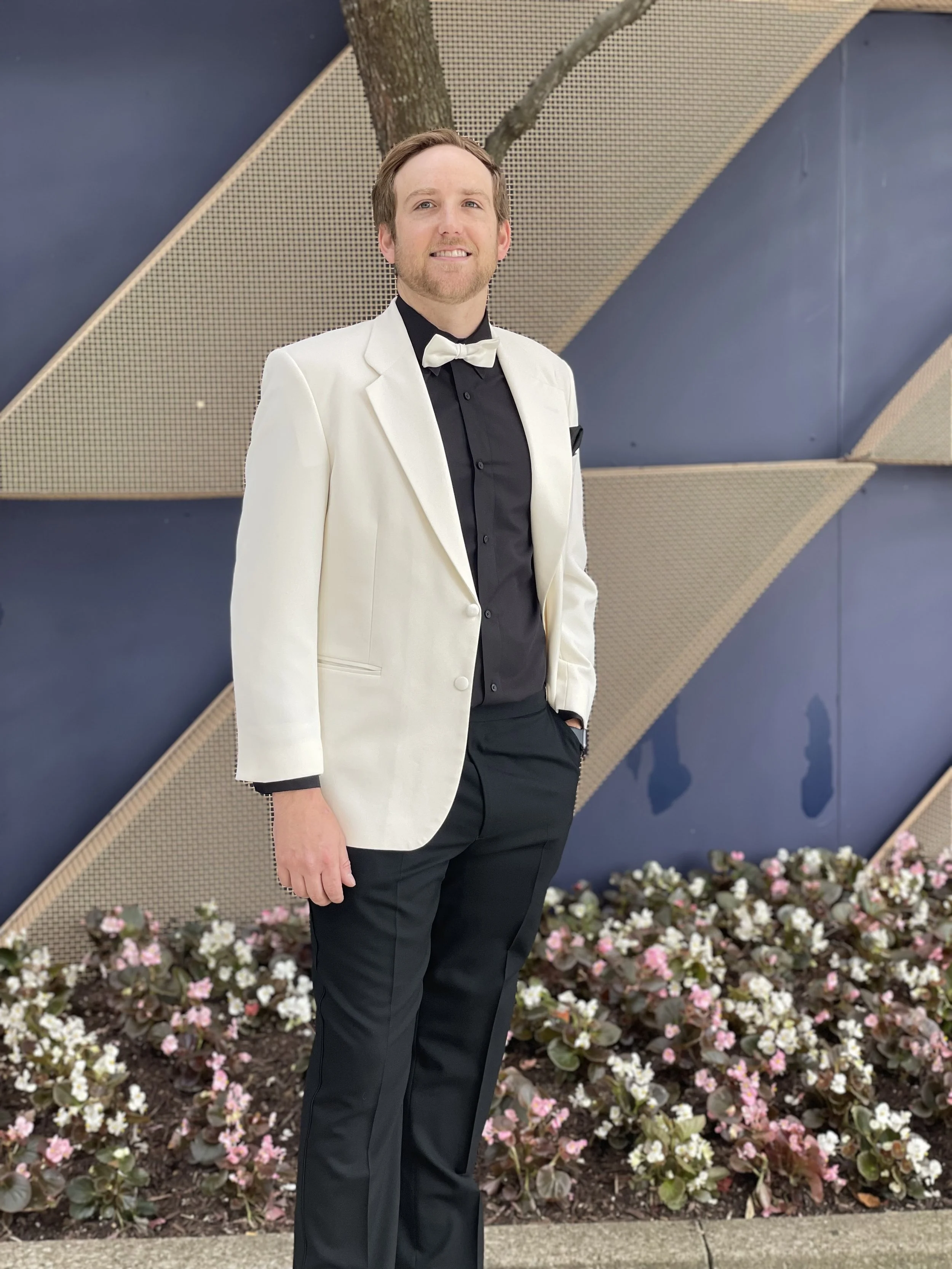 After Six Ivory San Dominico I Style# 150HM
Features:
Two Button Front, Satin Notch Lapel.
Ivory jacket, black pants.
