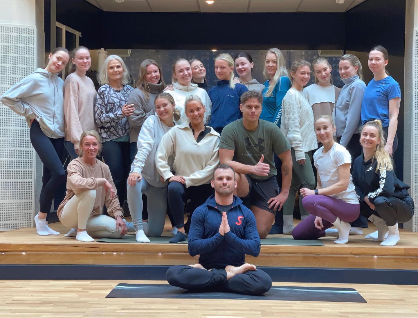 Stockholm is always beautiful, but these people made it even better 🥰 Good luck with teaching amazing classes for @vingresor @vingreiser 🙏 #yogasweden #yogatravels #yogaretreats #yogaeducation #satsyoga