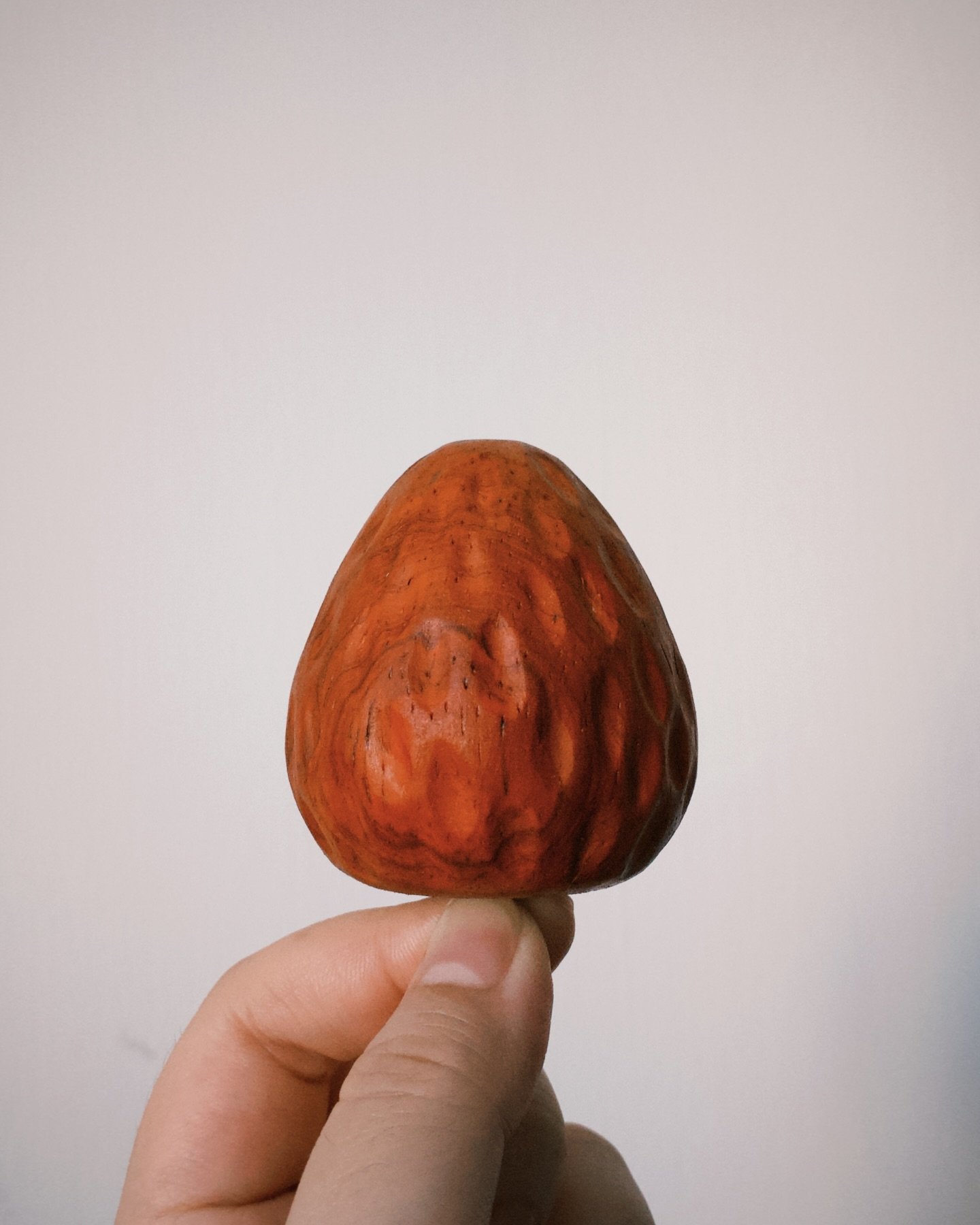 【🍓來了】 

召集草莓控的朋友們～ 鑰匙圈來囉！
誰！誰能抵抗美味可口的🍓呢
@ tag您們身邊的草莓控吧！

木材：紅花梨
尺寸：4.5cm (W) x 6cm (H) 

如需訂購及有任何查詢，請聯絡我們
If you are interested in our products, it is welcome to inbox us.

*因所有作品皆由人手製作，作品尺寸和木紋或有細微差異，下單前請注意*
________________________________________