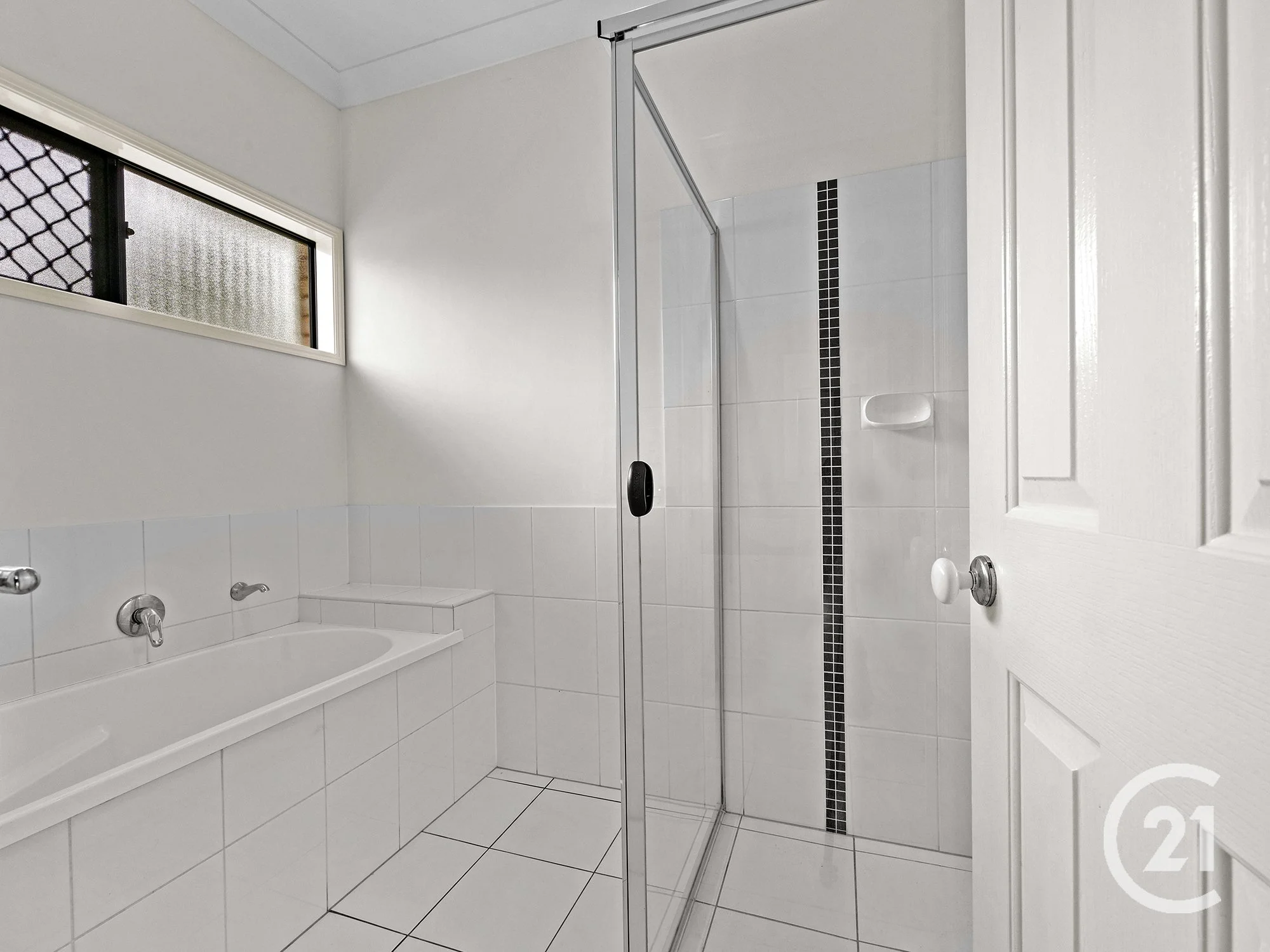 BATHROOM 2 - 60 Benjamina.jpg