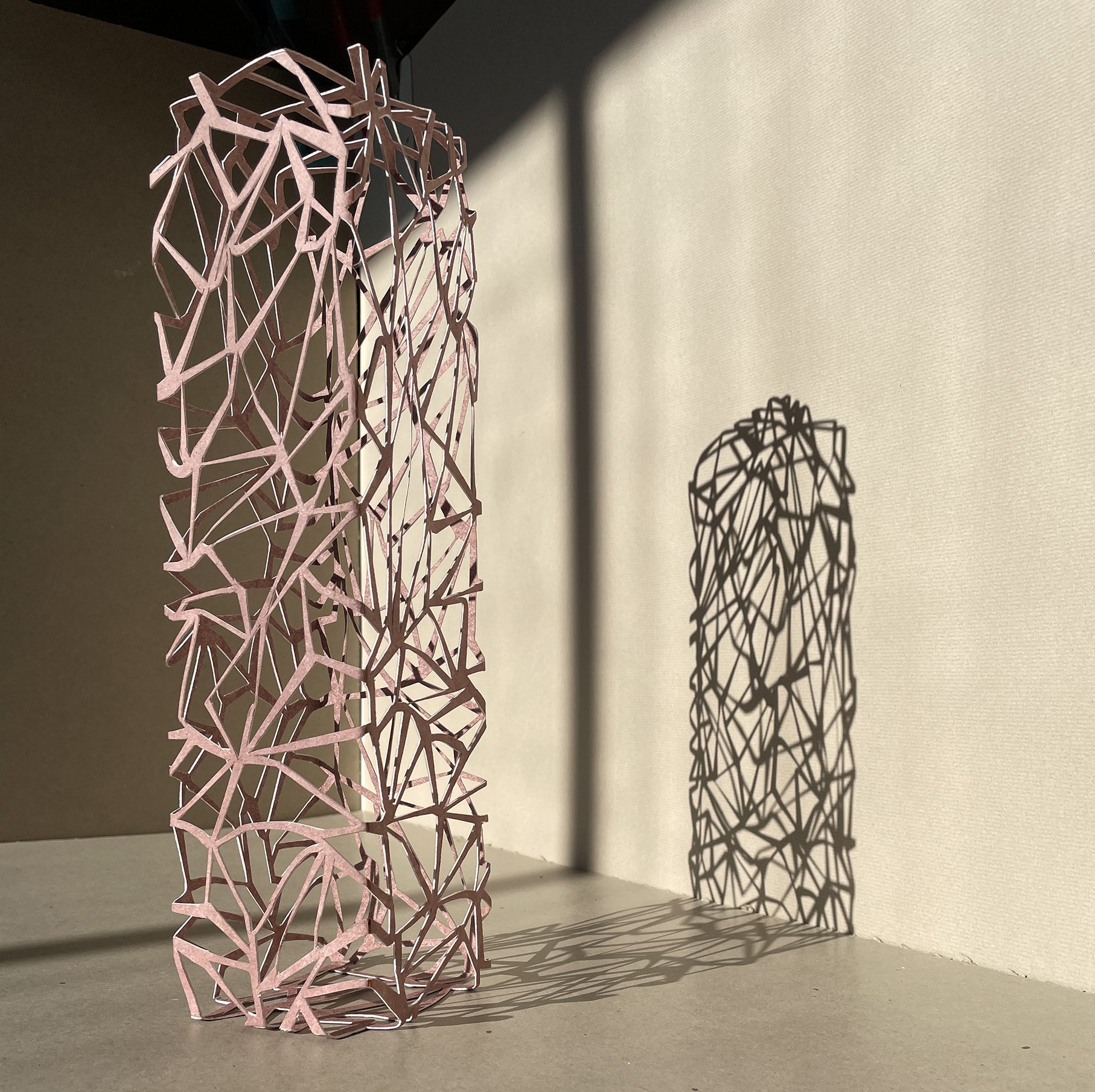 Uncube Yourself, Papierschnitt, Tusche, 33 x 9 x 8 cm, 2022
