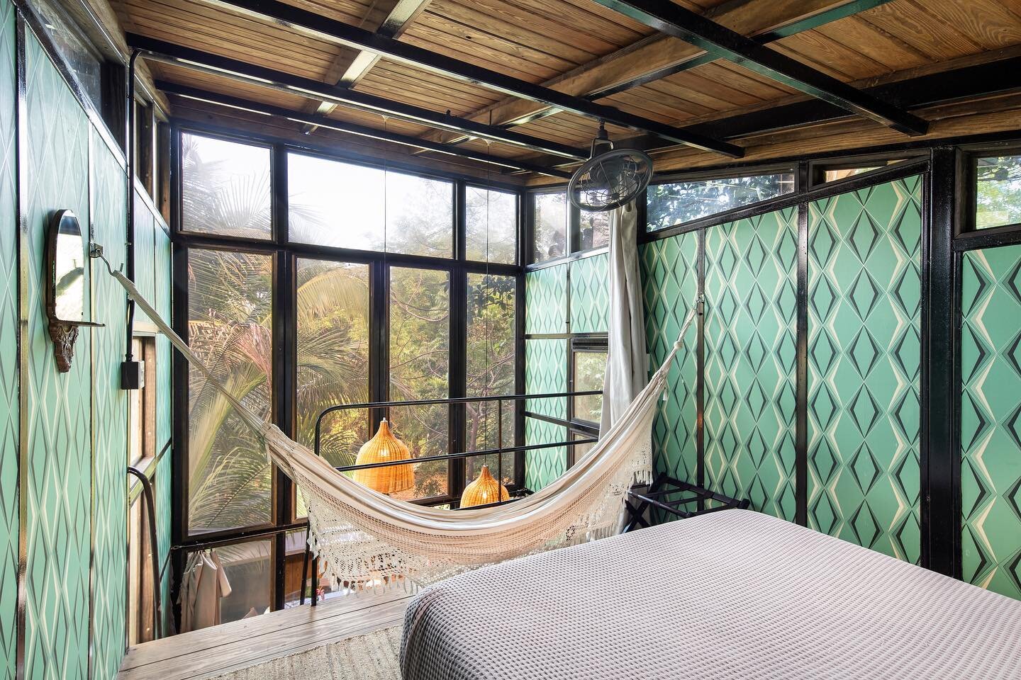 Unveil the magic of Casa Invisible - our discreet oasis within the hotel, intentionally designed to elude the eye. Its black exterior, a masterstroke in subtlety, converges with the lush jungle surroundings through floor-to-ceiling glass doors. Step 