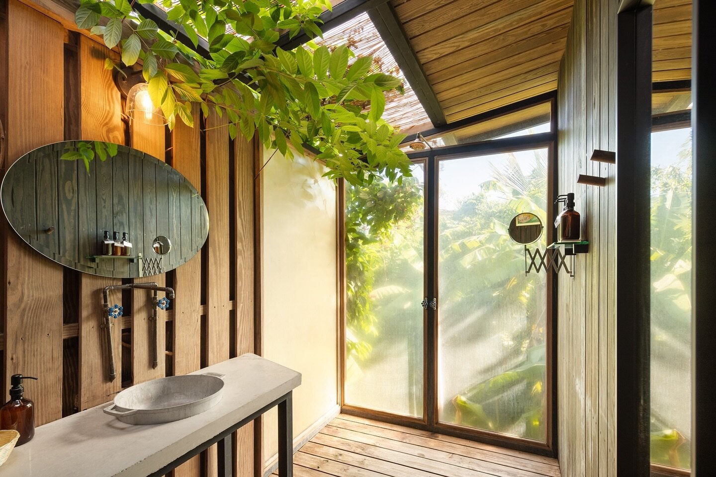 One of our favorite showers in the property! Floor-to-ceiling windows blur the lines between indoors and outdoors, giving you a nature-infused shower experience like no other. Let the tranquility wash over you.

📸: @_pquevedos