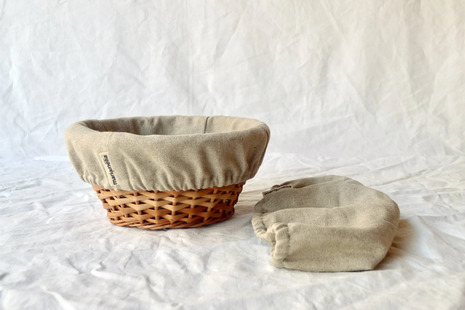 Round wicker proofing basket with linen-liner