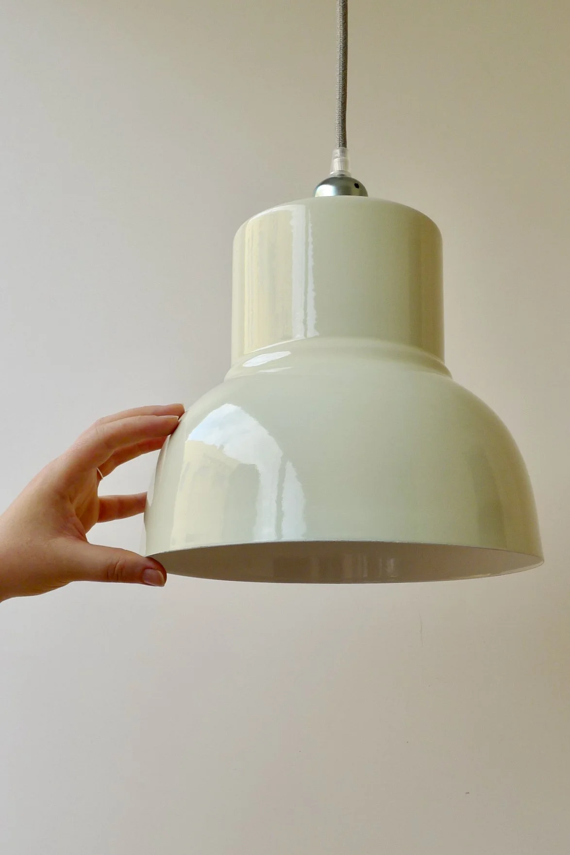 Enamel Lampshade, Oficina