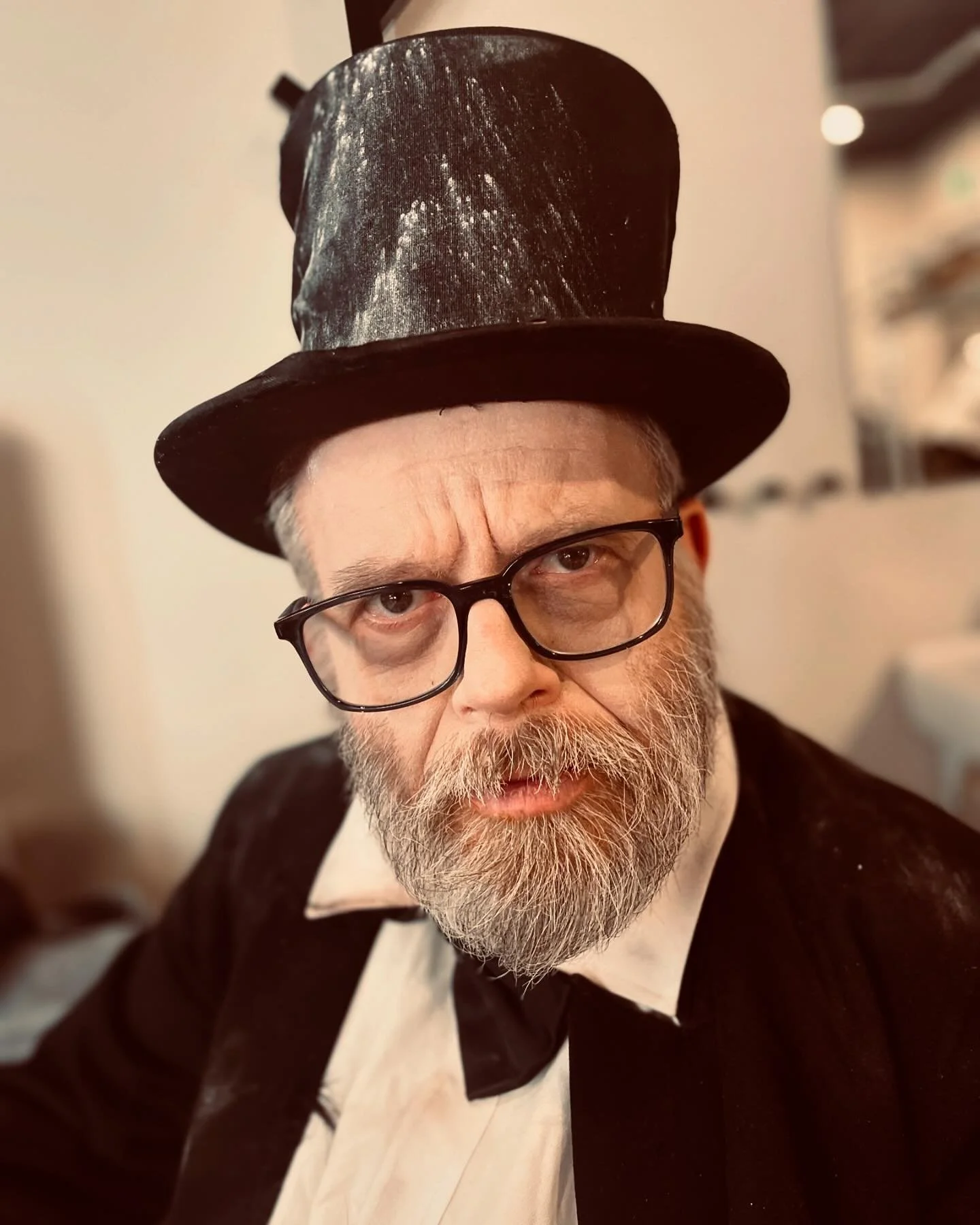 Nu har Marionettm&auml;staren dragit klart i sina tr&aring;dar f&ouml;r den h&auml;r veckan! Men han och de andra i ELNA-g&auml;nget &aring;teruppst&aring;r p&aring; Halloween den 31/10 kl.19 p&aring; @telefonfabriken. V&aring;gar ni komma? 🎃💀🤘🏻 