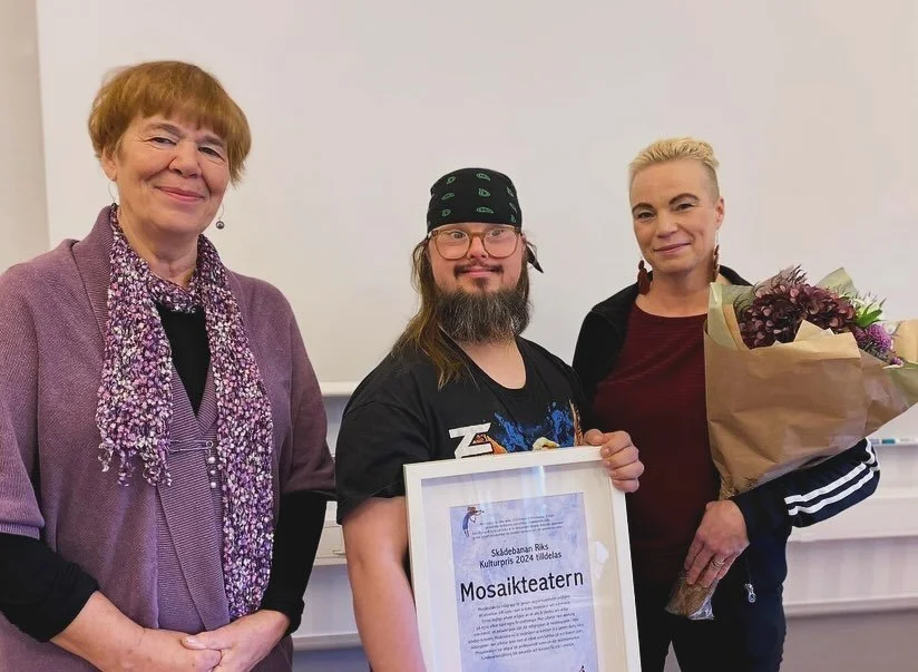 Mosaikteatern har tilldelats Sk&aring;debanan Riks kulturpris 2024!!! Vi &auml;r s&aring; &auml;rade och stolta!!✨🩷. Tusen tack Sk&aring;debanan Riks och Sk&aring;debanan Stockholm!!! S&aring; h&auml;r l&ouml;d nomineringen: &rdquo;Idag delade Sk&ar