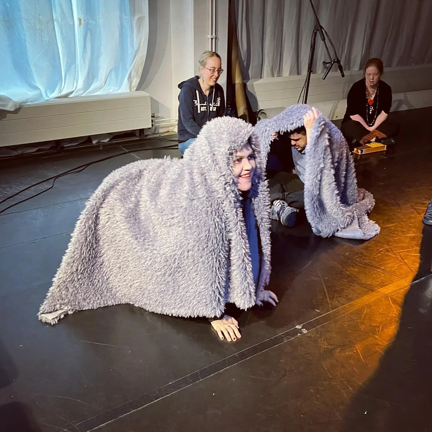 Sk&aring;despelarprojekt! Vi repar just nu &rdquo;Polyfemos&rdquo; som &auml;r Josefin Jakobssons studioprojekt! #slowsta #slowinsta #polyfemos #cyklopen #vigrottarinoss p&aring; @mosaikteatern