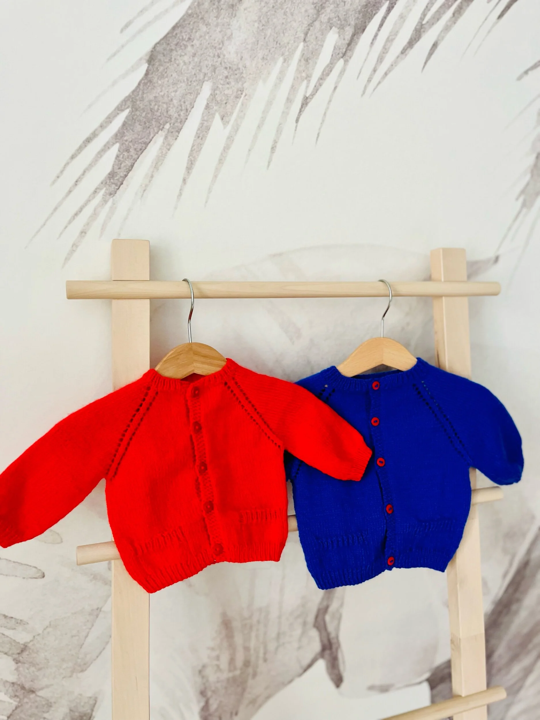 Gilet Clara Knit in Nantes pour bébé - modèle facile tricoté d'une seule pièce