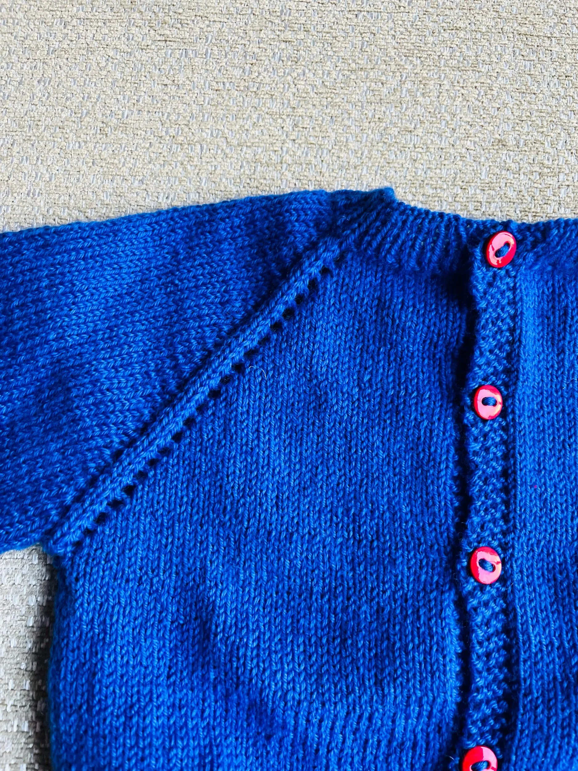 Détail du raglan en point tricot ajouré - Gilet Clara Knit in Nantes pour bébé