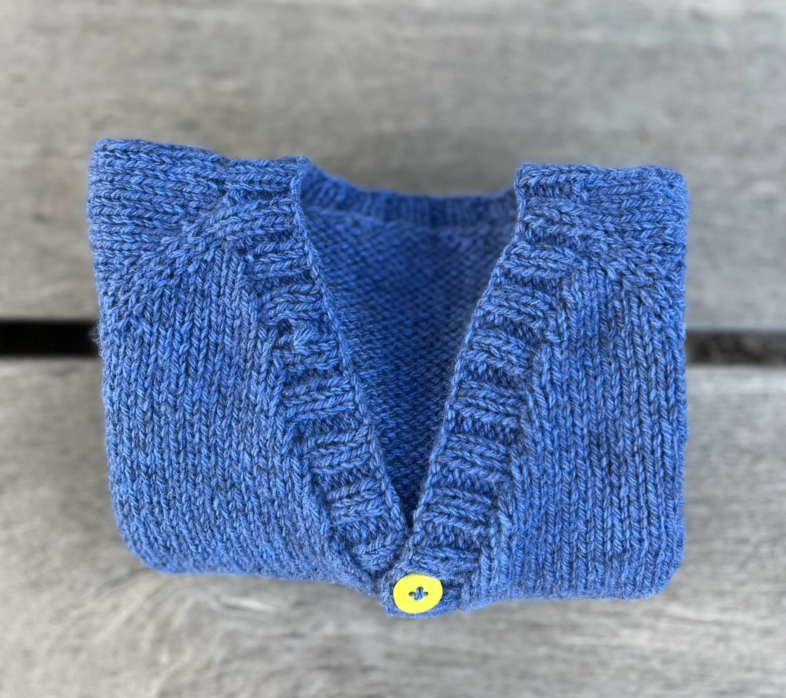 Cardigan bébé Léon vue de dos – tricot gilet bébé top-down sans couture