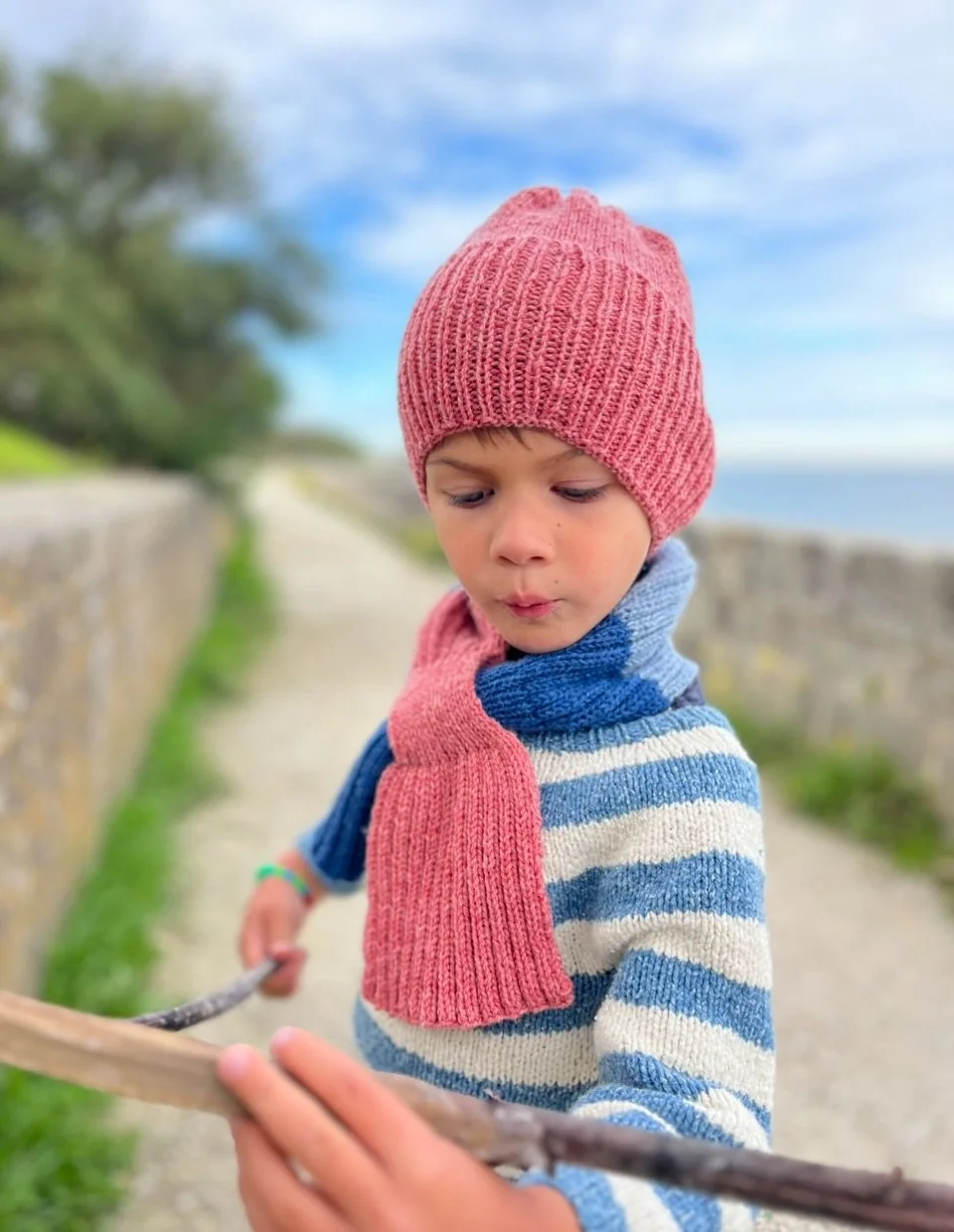 Baptiste en total look Knit in Nantes… Pull Serge, écharpe Yoko et un petit bonnet qui n’a pas encore de nom…
Quel bonheur de tricoter pour ceux qu’on aime 😍 !! Et vous, pour qui tricotez-vous ?
🧶 Fil Tartan 3 @fo