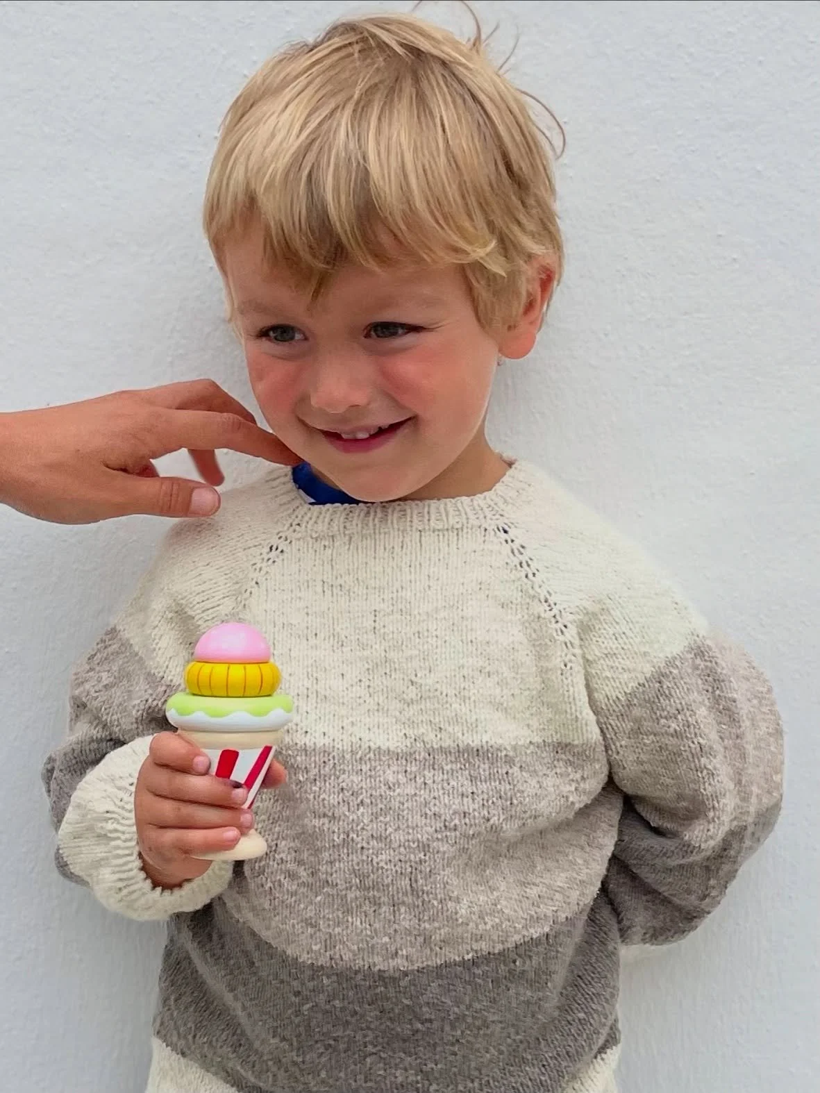 🤩 Émile porte LORETTA, un petit pull tricolore raglan confortable aux formes arrondies pour les enfants de 2 à 6 ans. 
Il se tricote d’un seul morceau (zéro couture😊) et en topdown (du haut vers le bas, en démarra