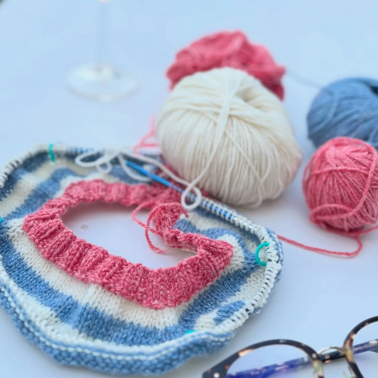 J-2 Un petit nouveau arrive vendredi. Hâte de vous le présenter !!
Créé avec amour 💓 cet été à Noirmoutier, ce modèle Enfant porte le prénom d’une grande actrice et chanteuse fran&