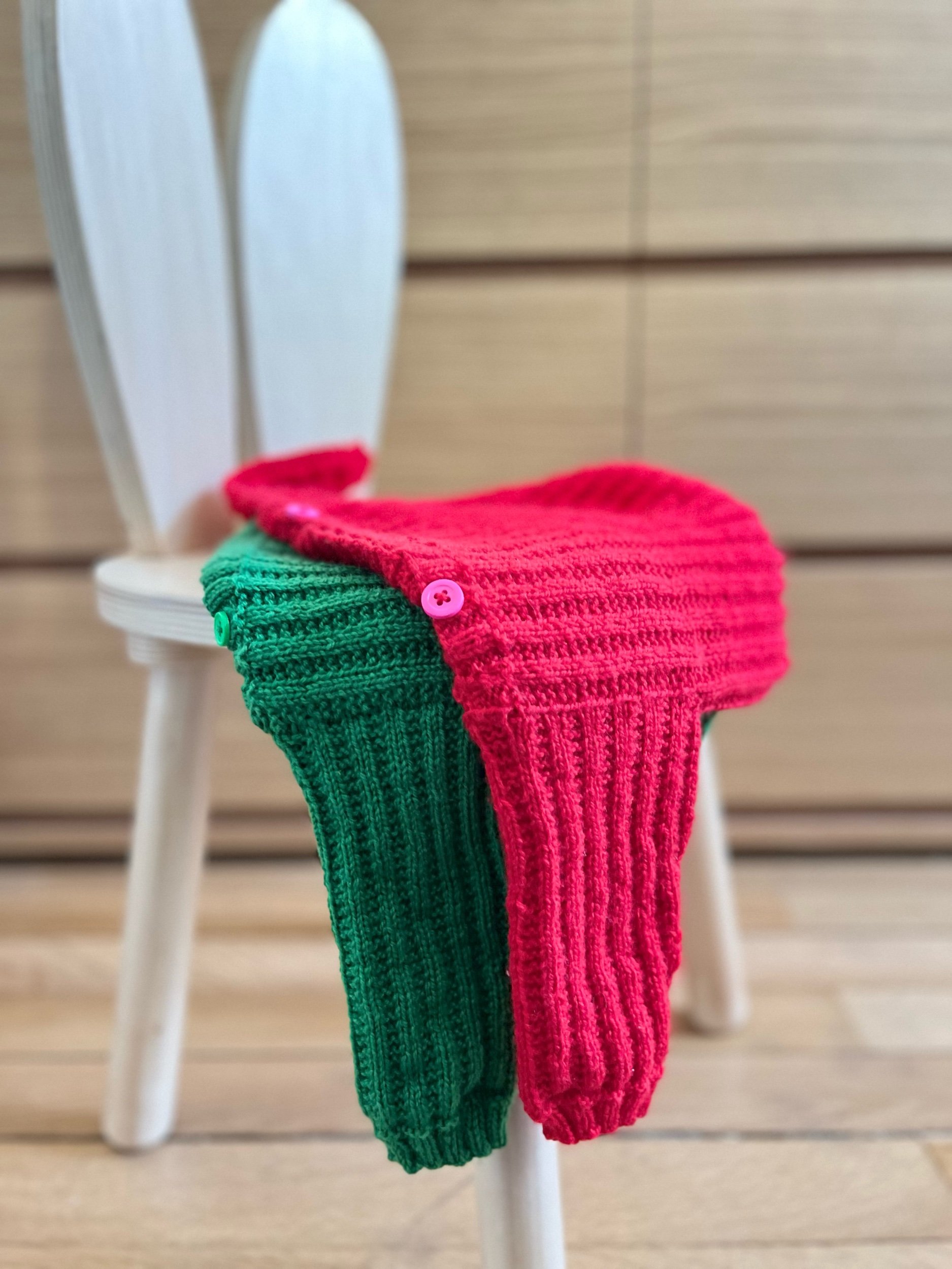 Pull bébé Chaussette tricoté main – maille côtelée extensible – pulls posés sur chaise enfant