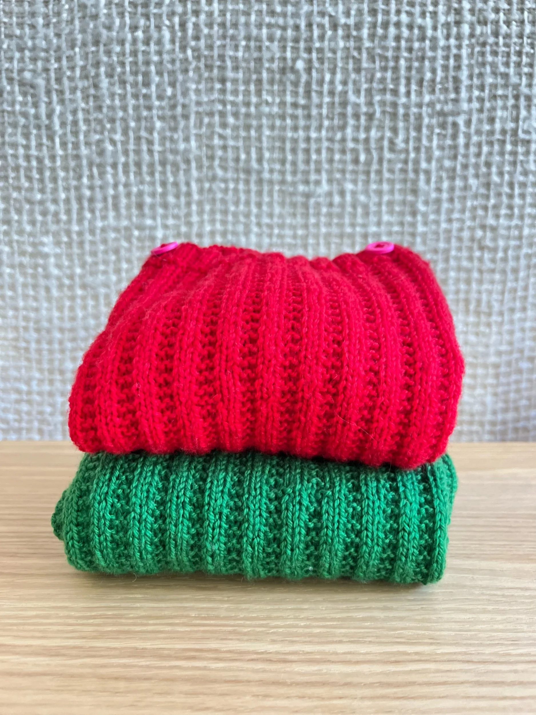 Pull bébé Chaussette tricoté main – maille côtelée extensible – 2 couleurs