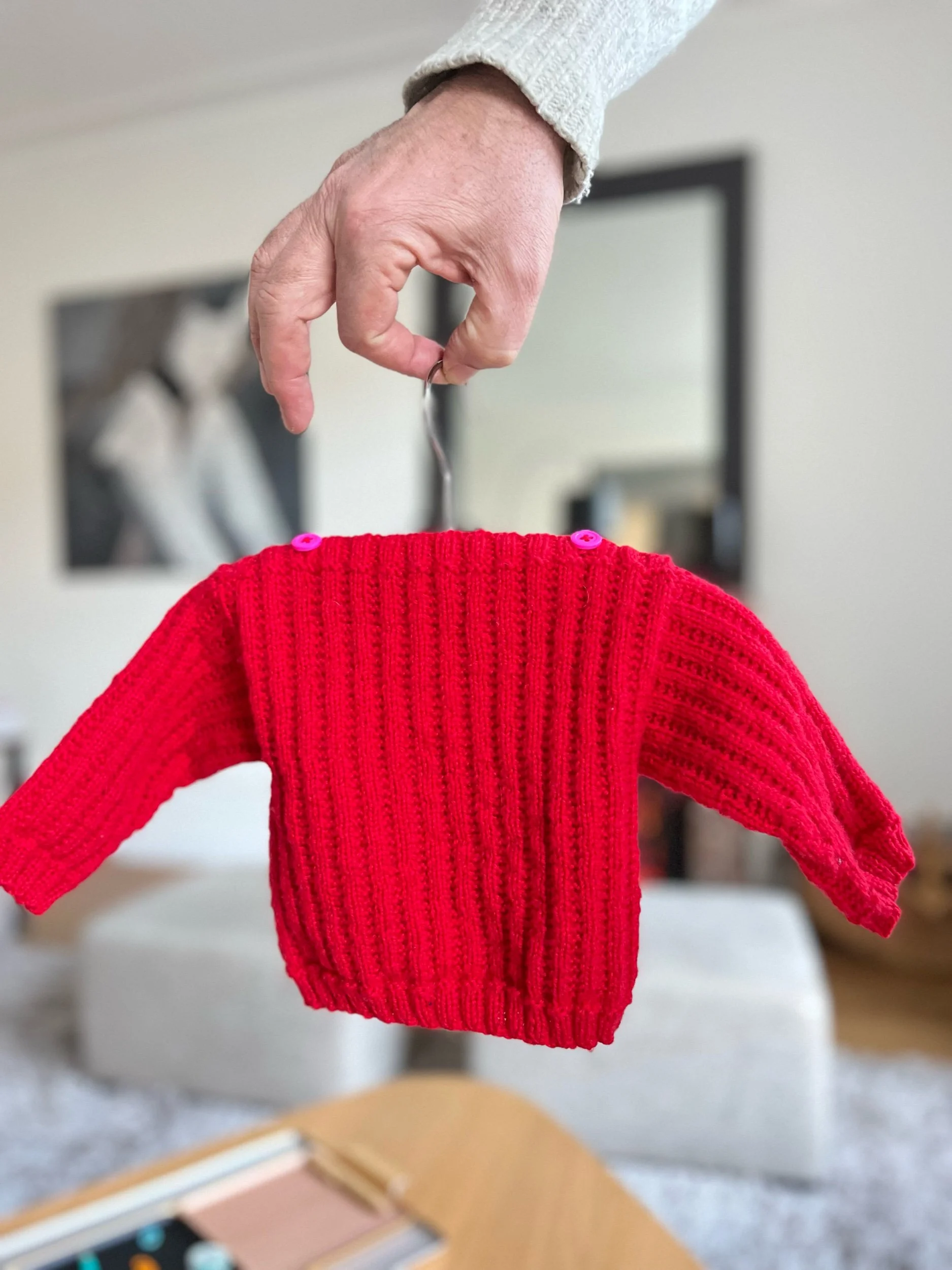 Détail col bateau avec boutonnières – pull bébé Chaussette