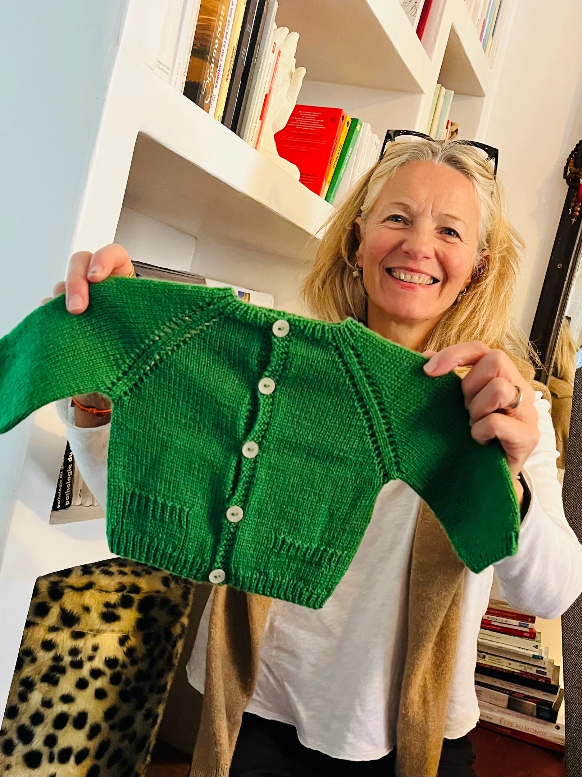 Gilet Clara Knit in Nantes pour bébé - modèle bébé facile présenté par une cliente heureuse