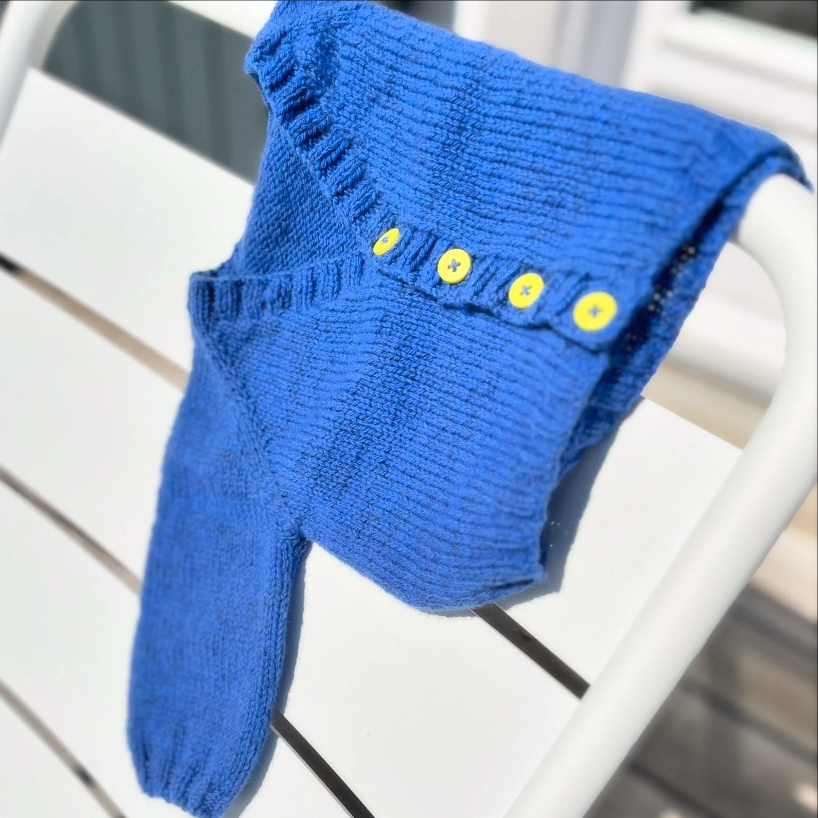 detail cardigan bébé tricot Léon