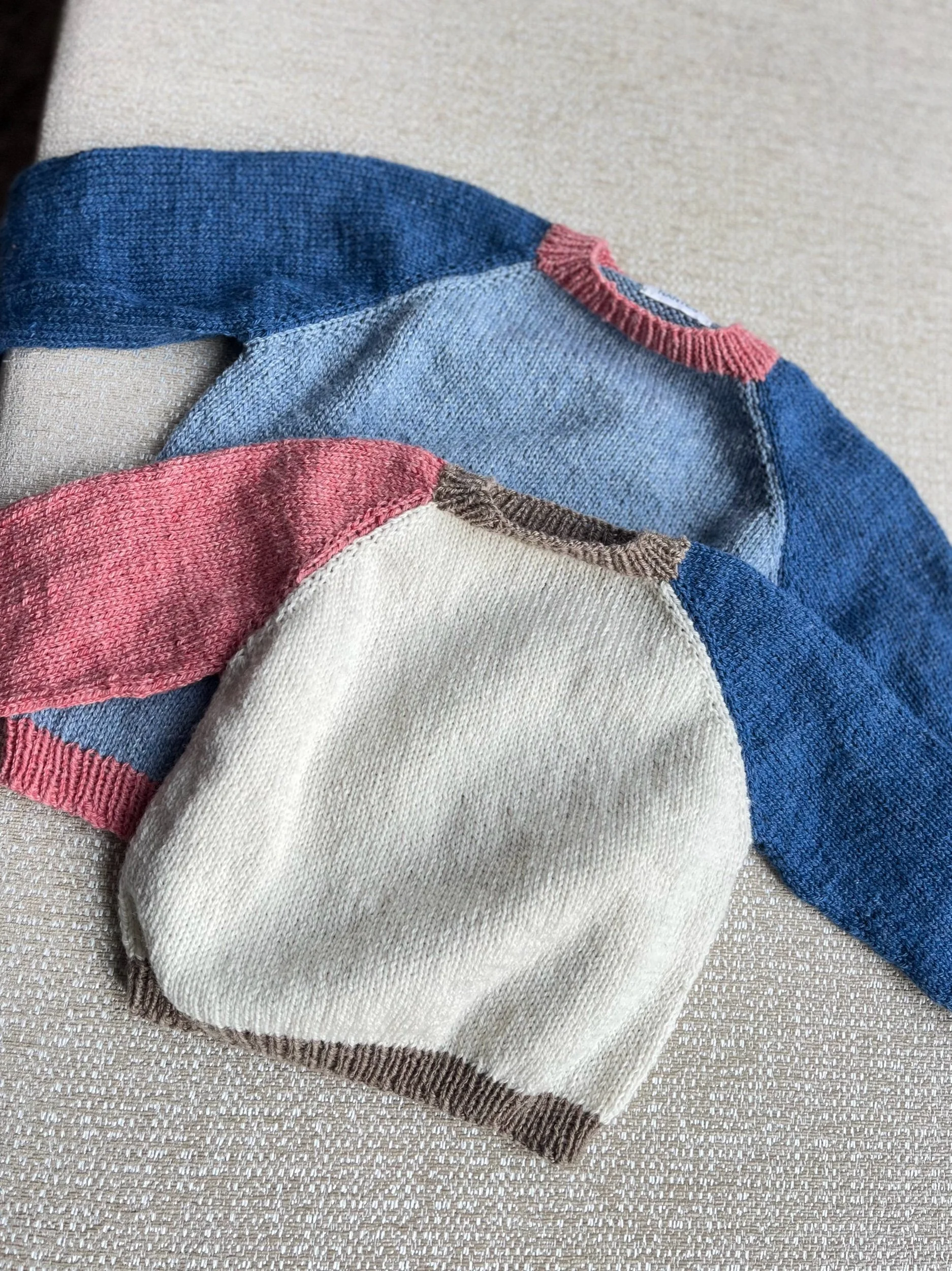 Variantes motif intarsia color block pull enfant Charlotte