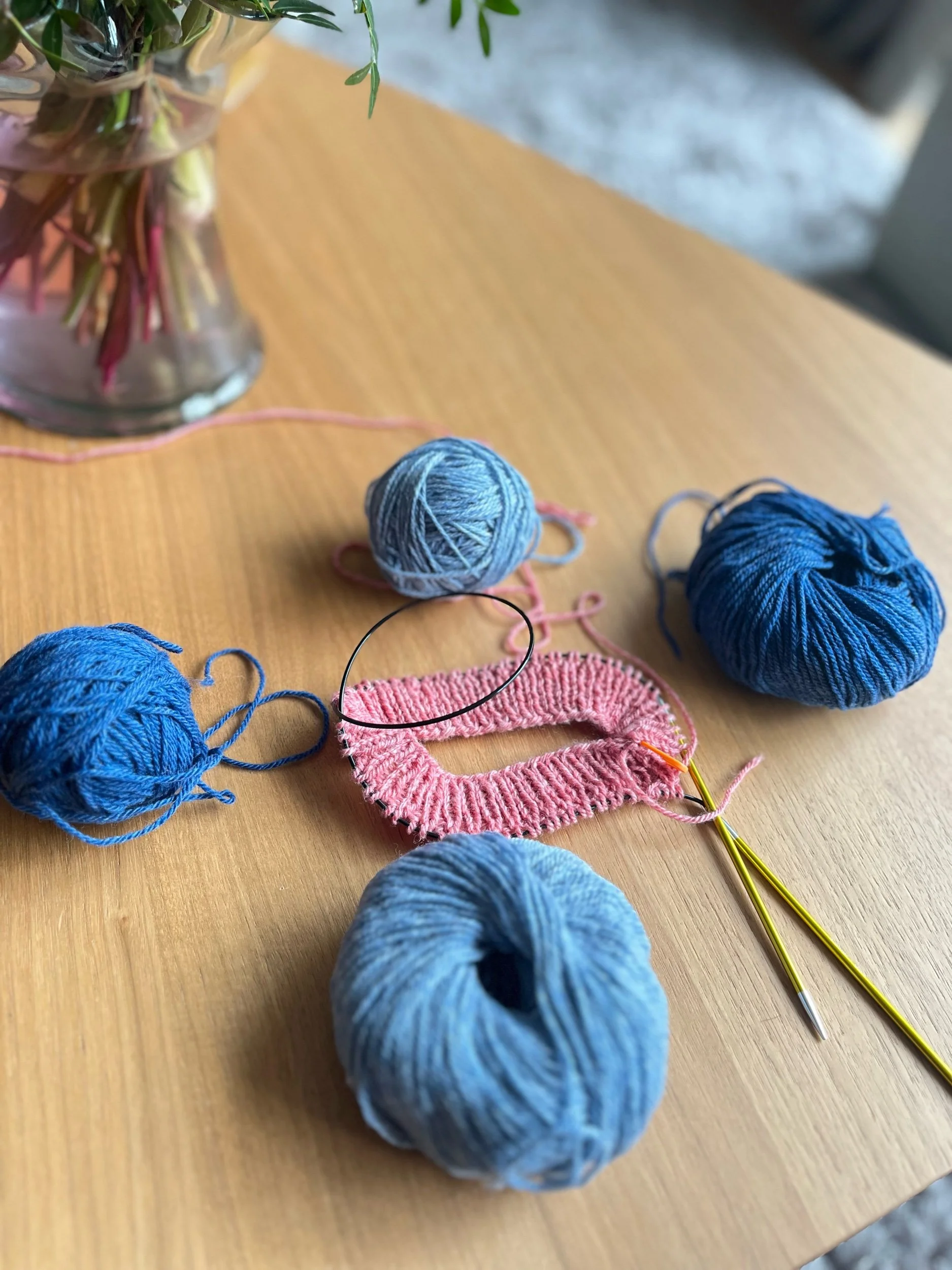 Technique intarsia en circulaire - pull color block enfant Charlotte