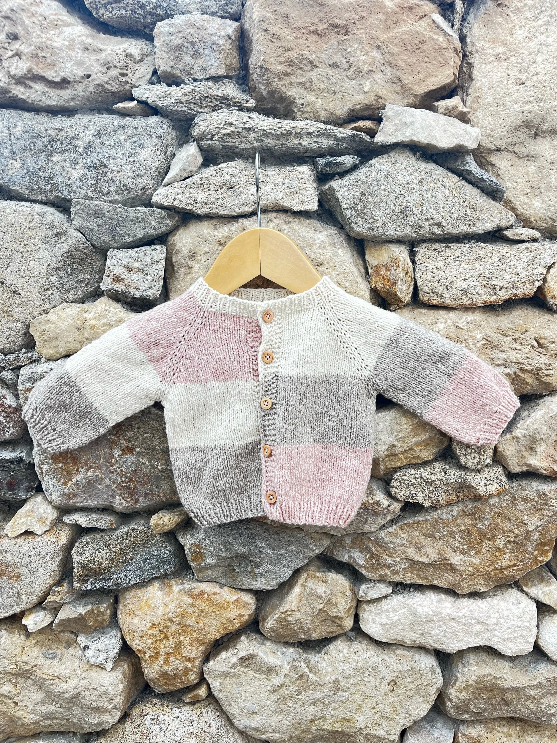 gilet bebe brigitte facile à tricoter.jpeg