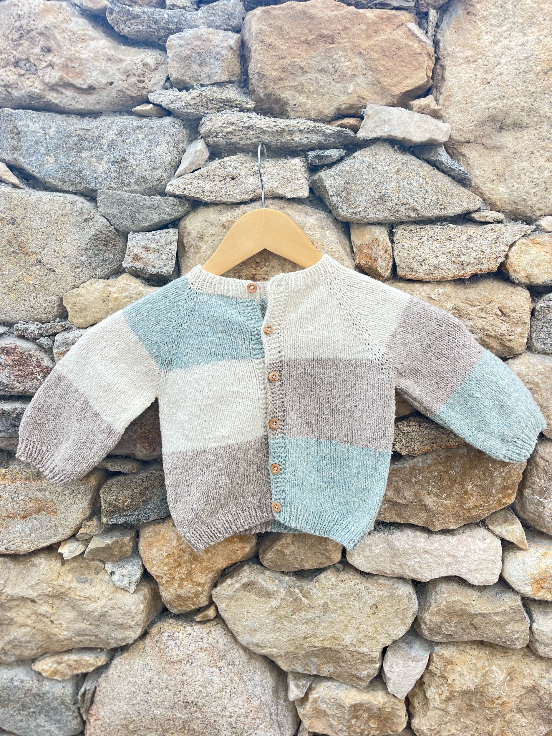 gilet bebe brigitte tricoté raglan.jpeg