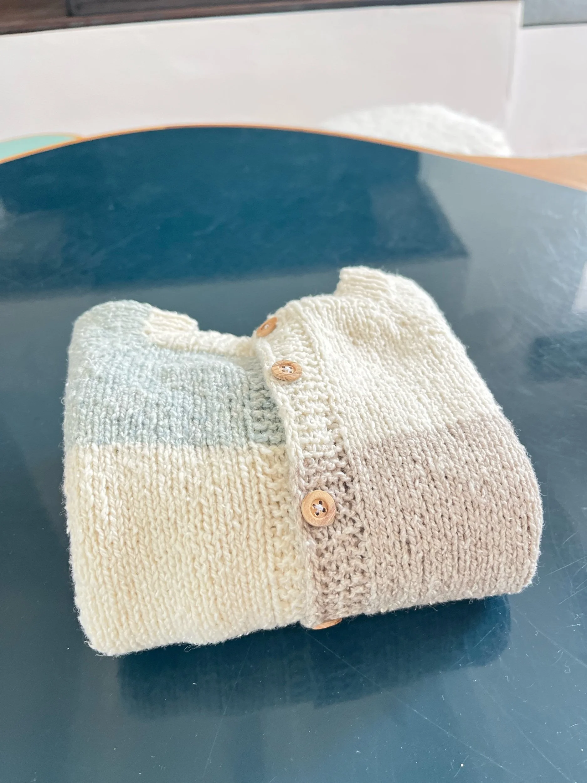 gilet bebe brigitte detail bouton.jpeg