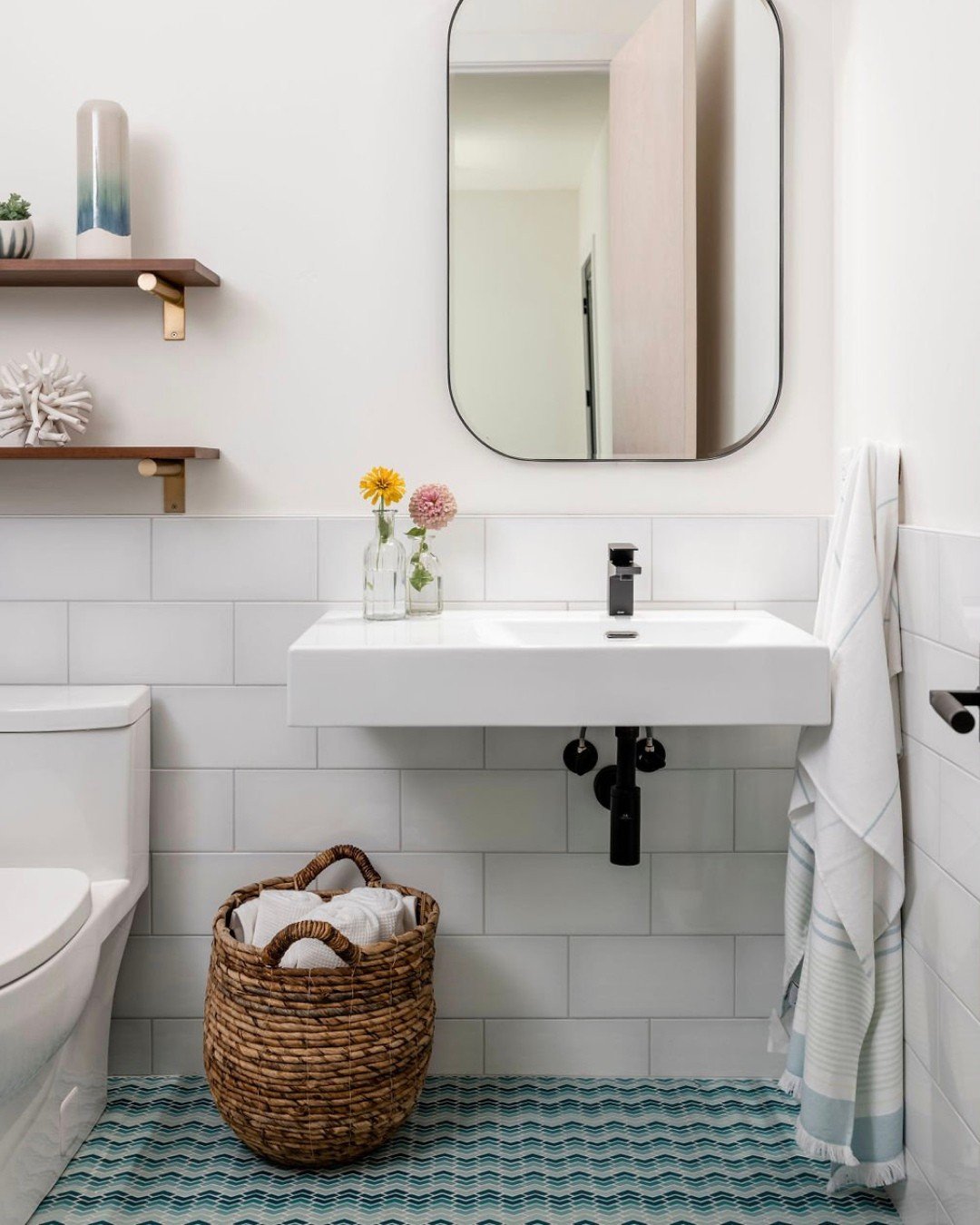 At El Dorado Modern, our team was enlisted to help a young family build a fluid environment that moves from space to space with ease. Especially with young children, a beautiful yet functional bathroom was essential to the hum of everyday life. Desig
