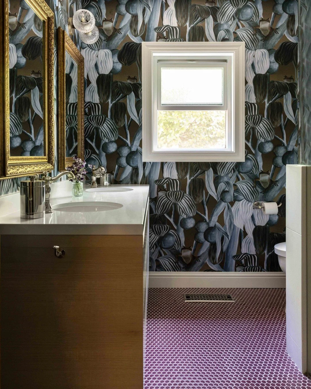 Powder rooms are the perfect opportunity to play with patterns, and the Les Grenouilles de Chavroches wallcovering from @artewalls transports us to another world altogether. The dreamlike scene features a family of frogs hiding among the leaves, leav