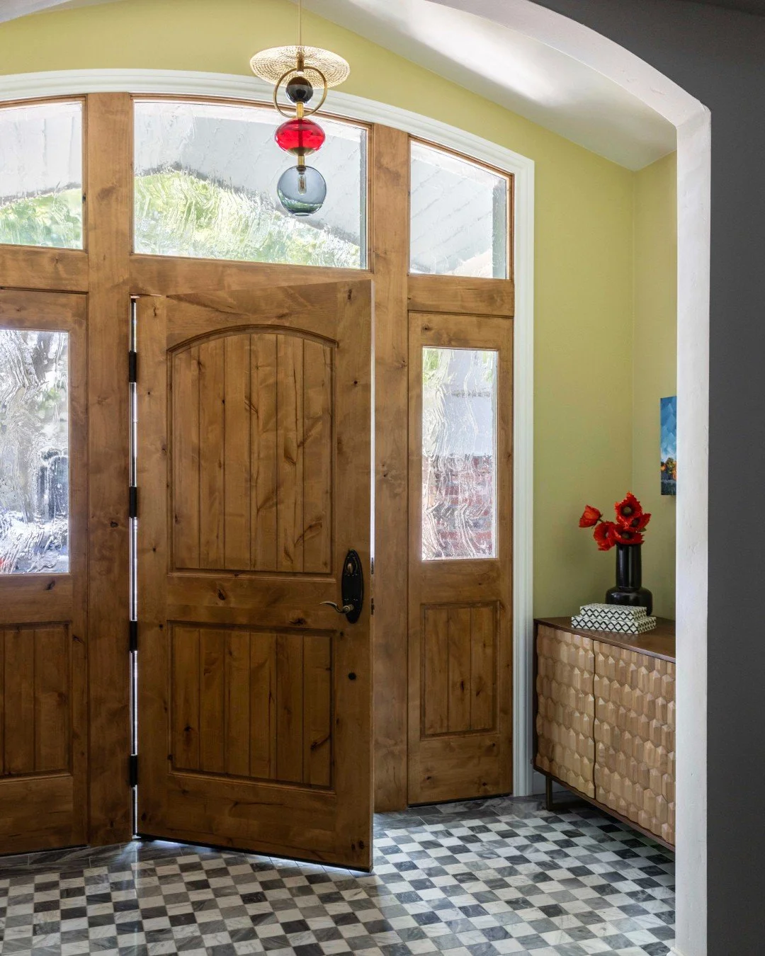 An entryway that needs no introduction. ⁠
⁠
This project highlights craftsmanship at every scale, beginning with @farrowandball's Churlish Green as a colorful anchor for the space. Created with a highly pigmented yellow base, this mid-green color bri