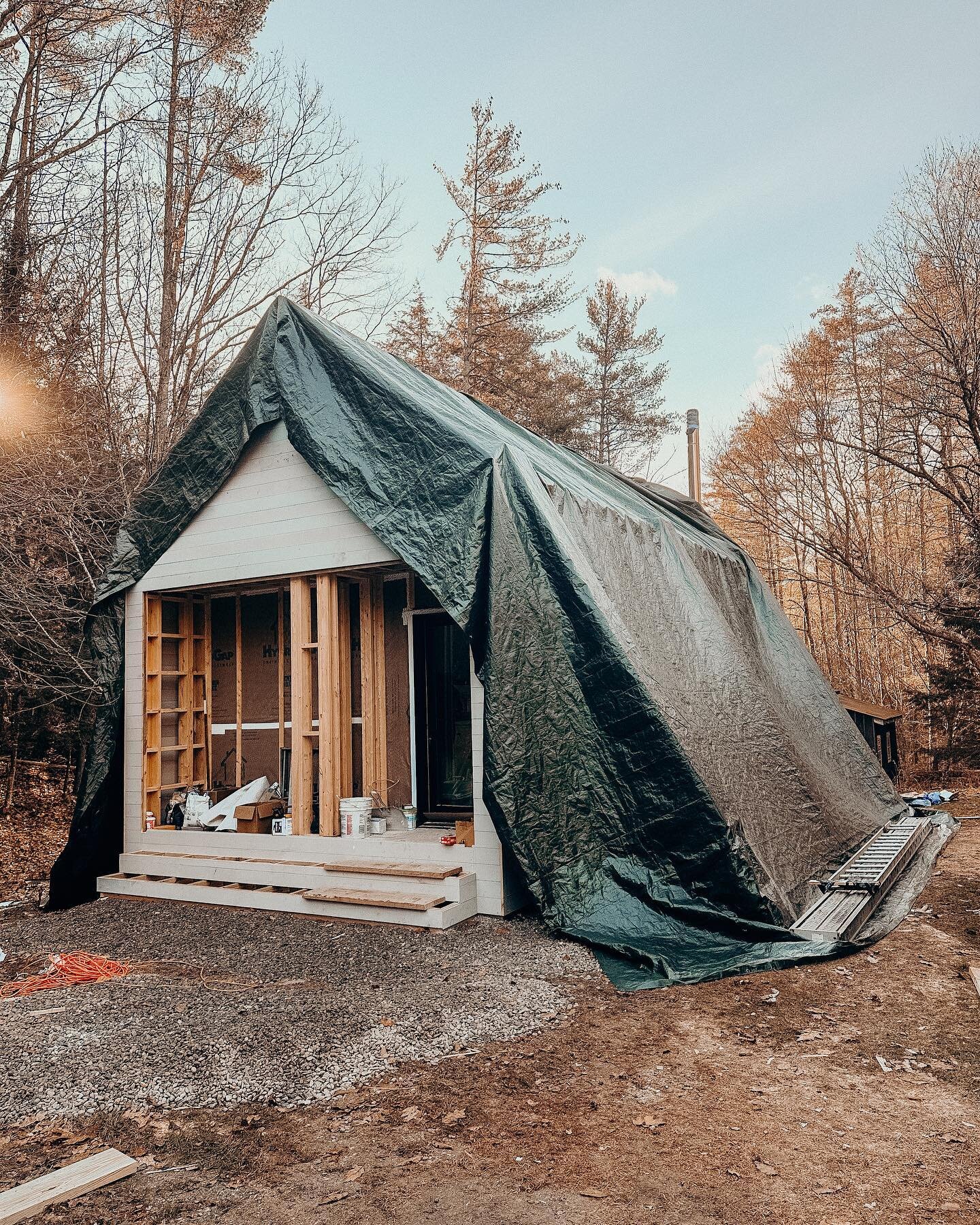 👉🏻 Swipe 👉🏻 Who wore the winter coat best: Our foreman or this tiny home? 🧣❄️

#uppervalley #heyuppervalley #upval #uppervalleyvtnh #generalcontractor #localbusiness #builders #mjtoonconstruction